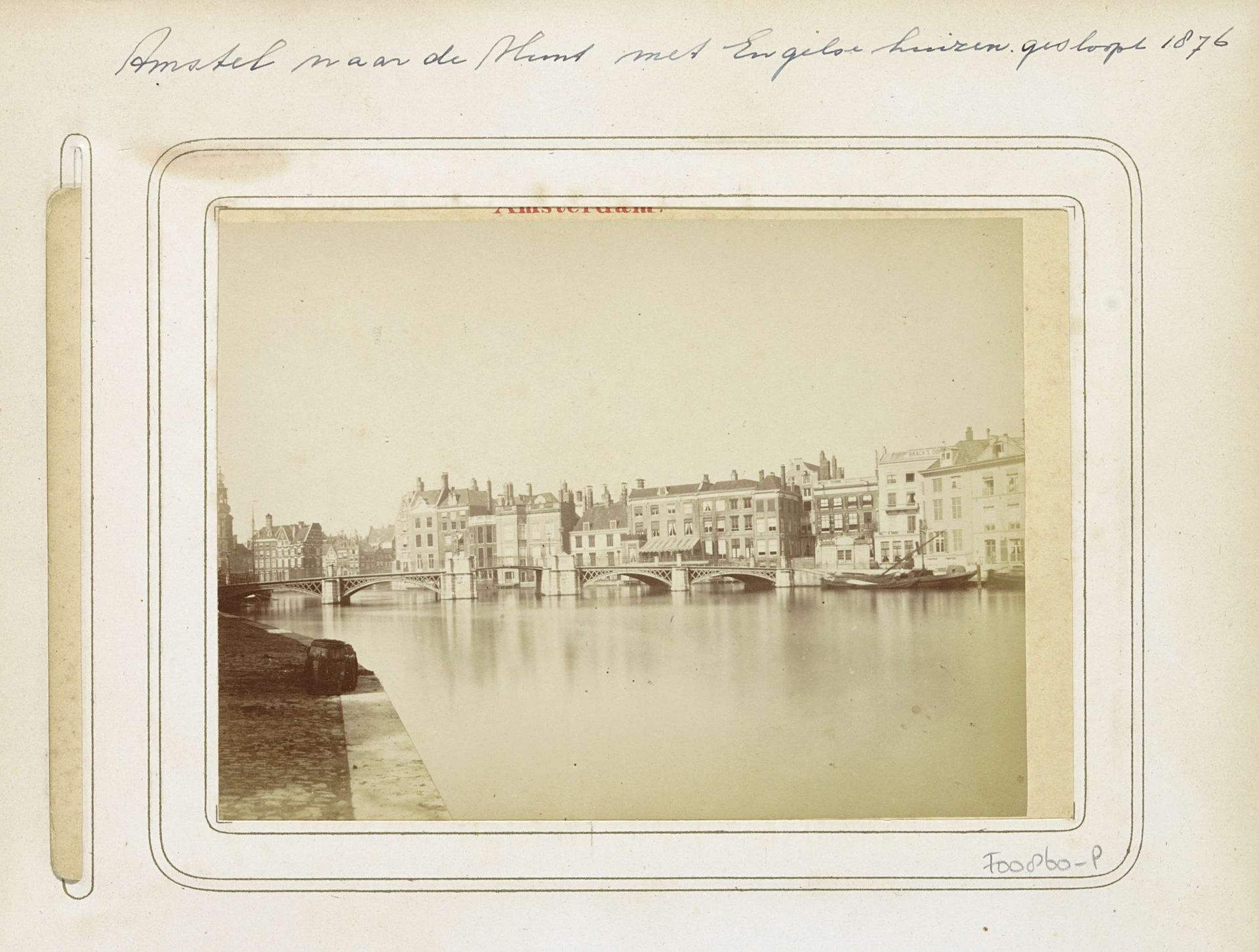 Amstel gezien richting de Munttoren met meteen rechts daarvan de Engelse huizen by Pieter Oosterhuis