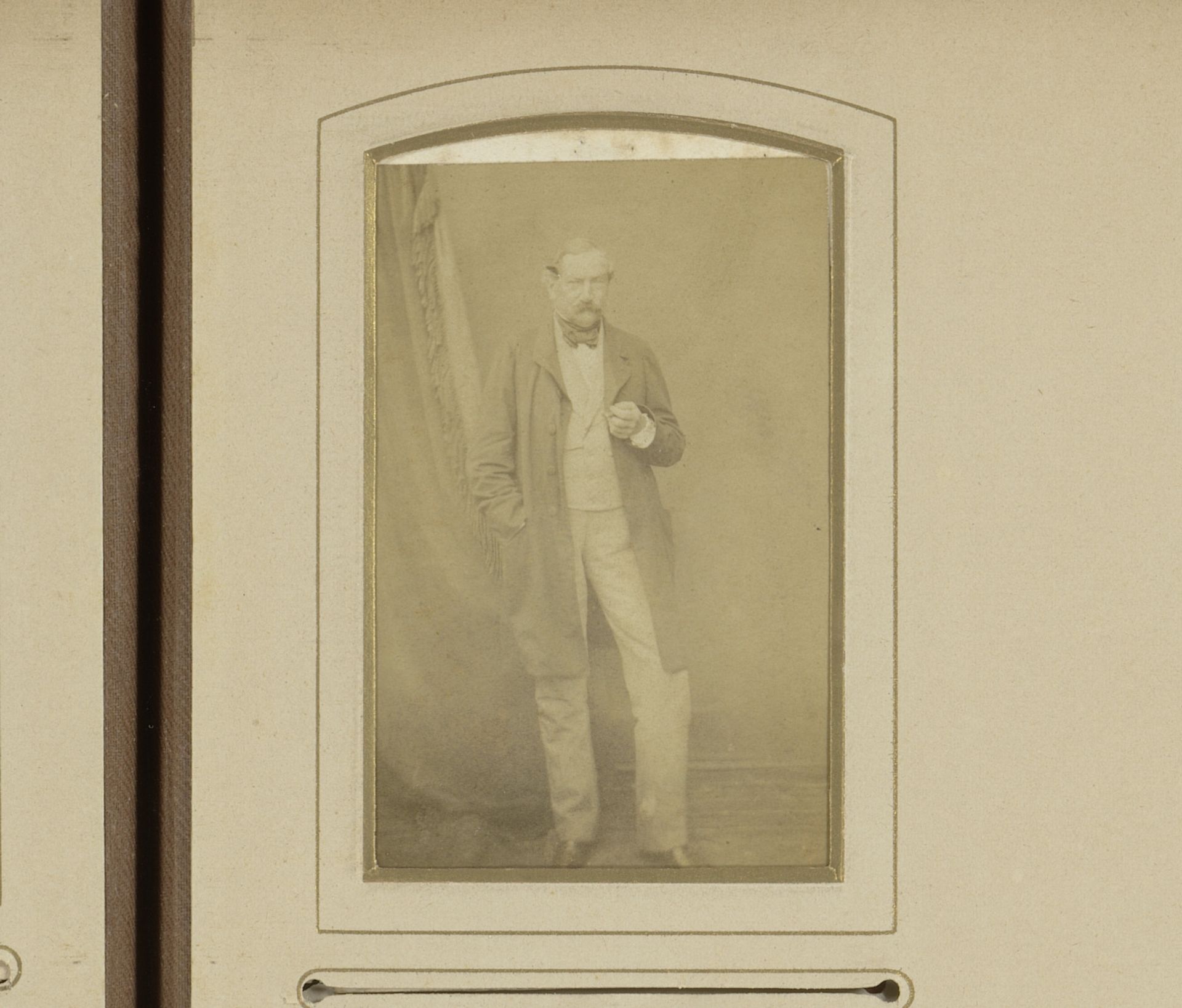 Portret van een staande man in overjas by Alphonse Plumier