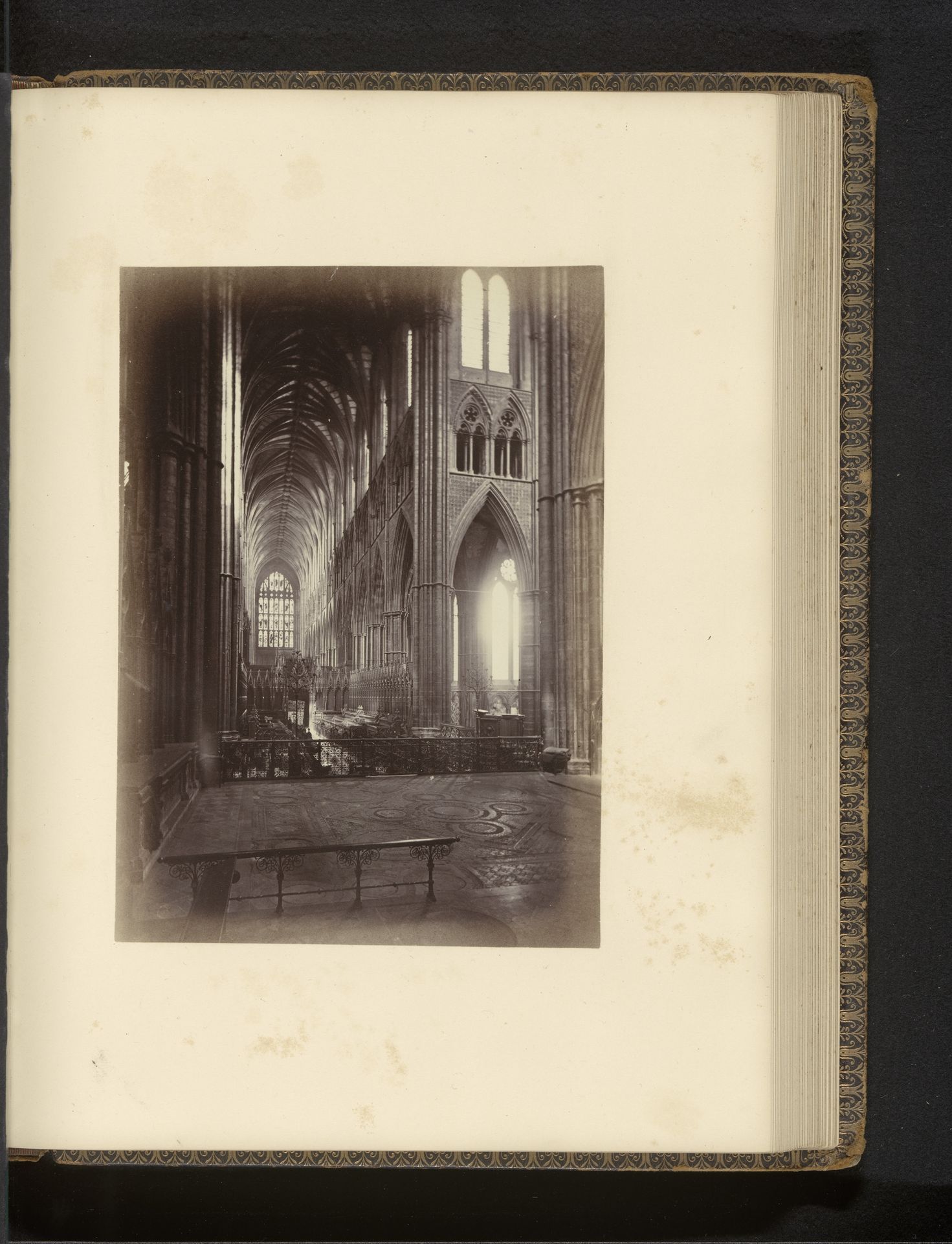 Priesterkoor en zijbeuk te Westminster Abbey, kijkend naar het westen by John Harrington