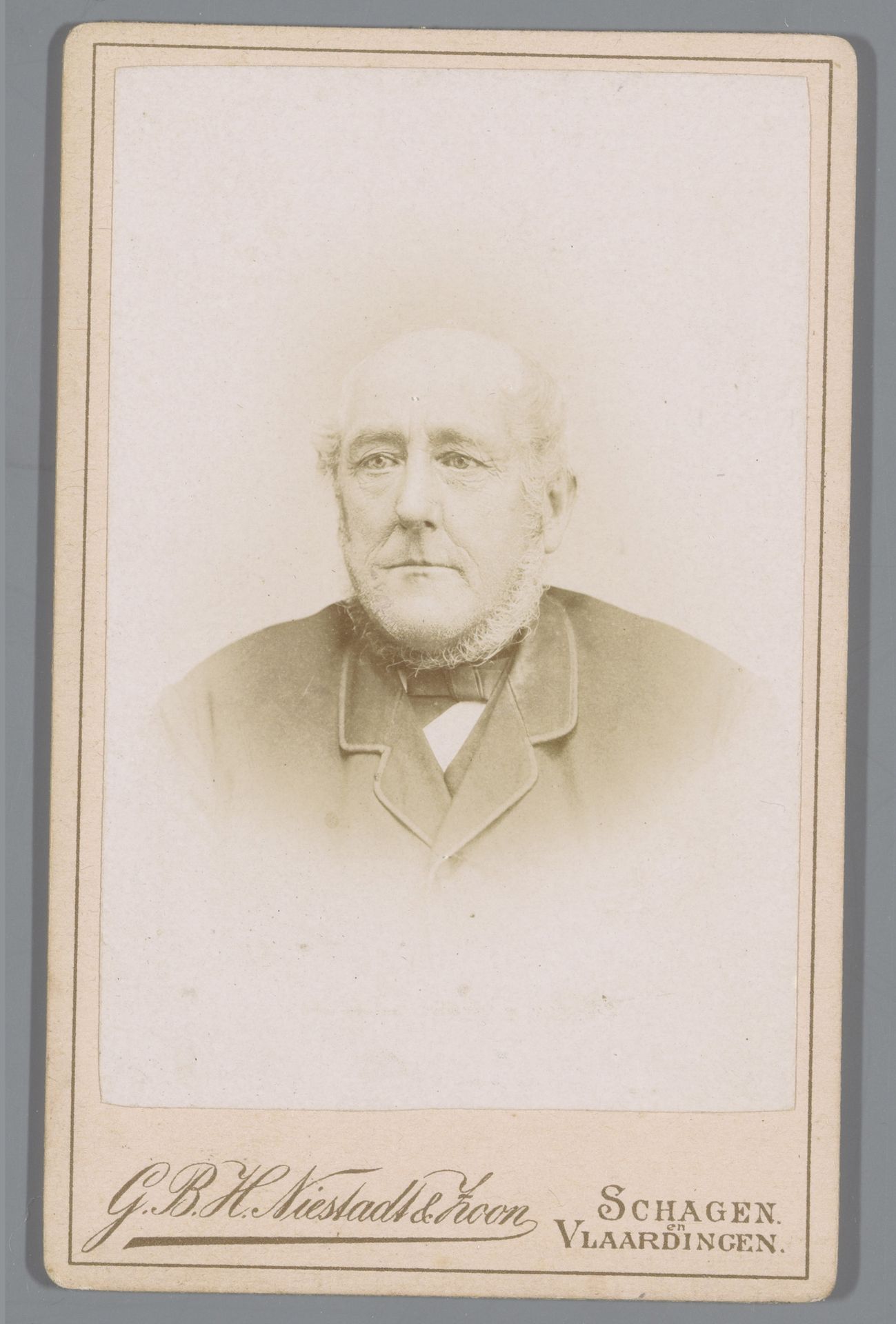 Portret van een man, aangeduid als Koning by G.B.H. Niestadt & Zoon