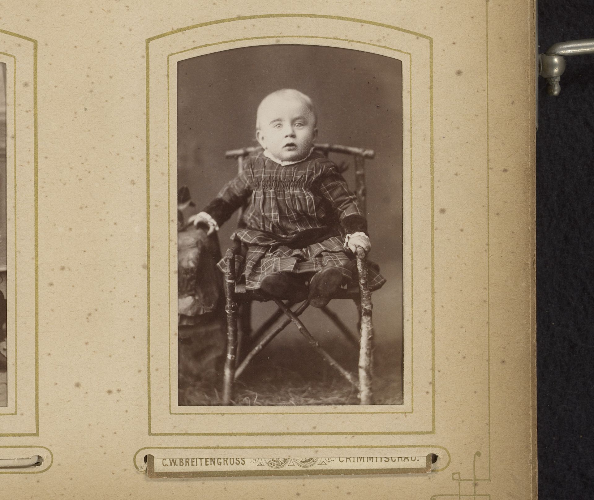 Portret van een zittende baby by C.W. Breitengross