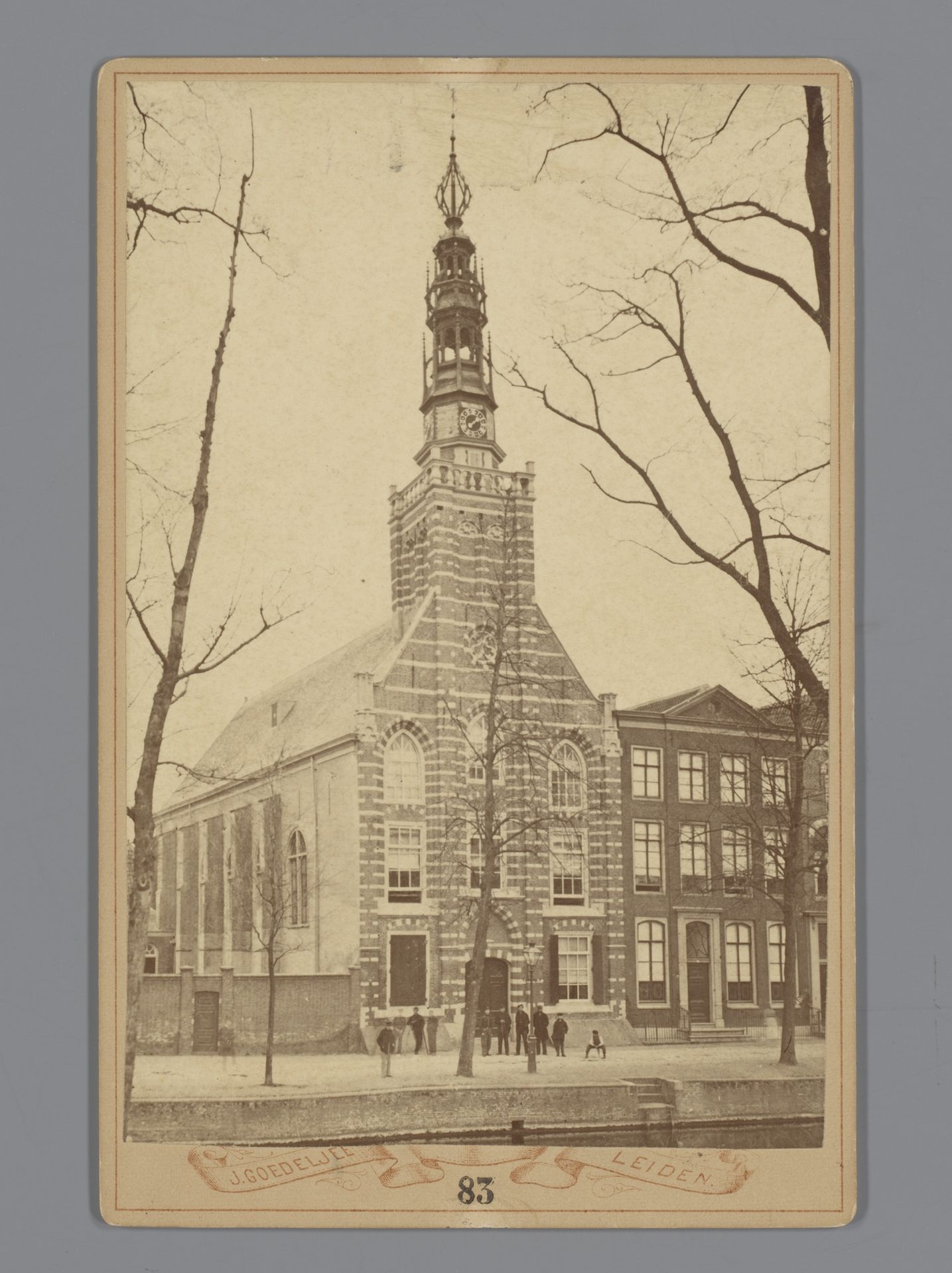 Gezicht op de Heilige Lodewijkkerk te Leiden by Jan Goedeljee
