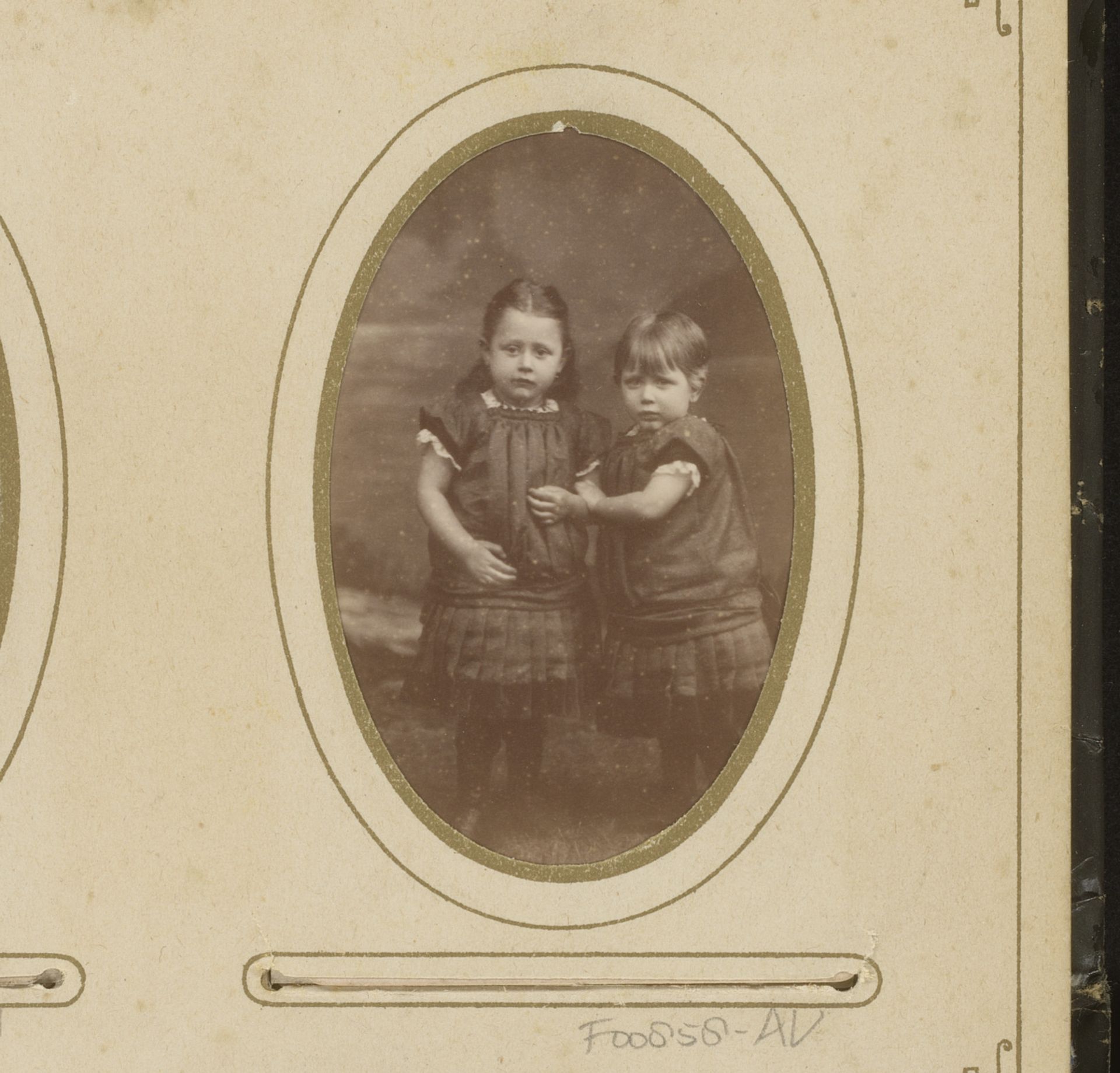 Portret van twee meisjes by C. van der Aa & J. Chrispijn