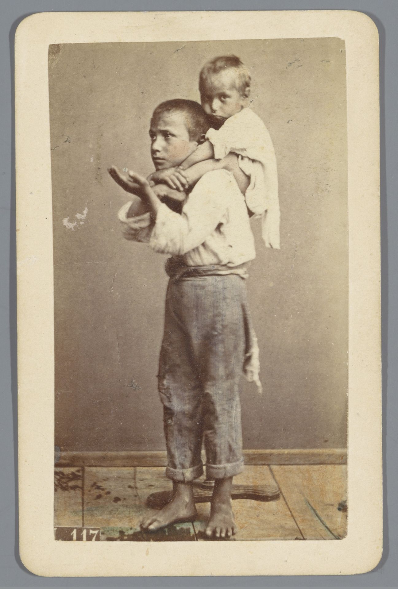 Portret van twee onbekende jonge bedelaars by Giorgio Conrad