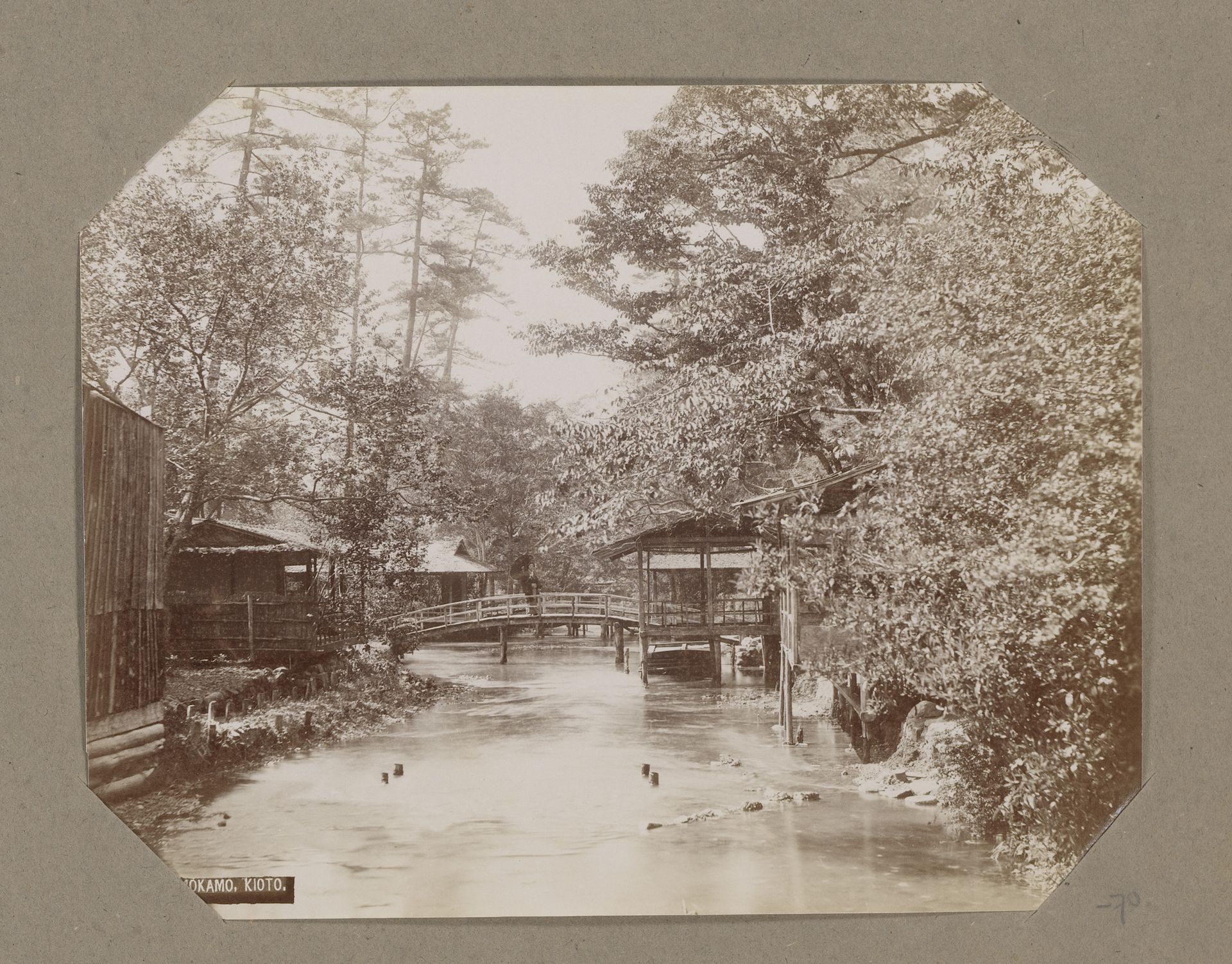 Rivier met brug in Shimogamo, Kyoto, Japan by Kusakabe Kimbei
