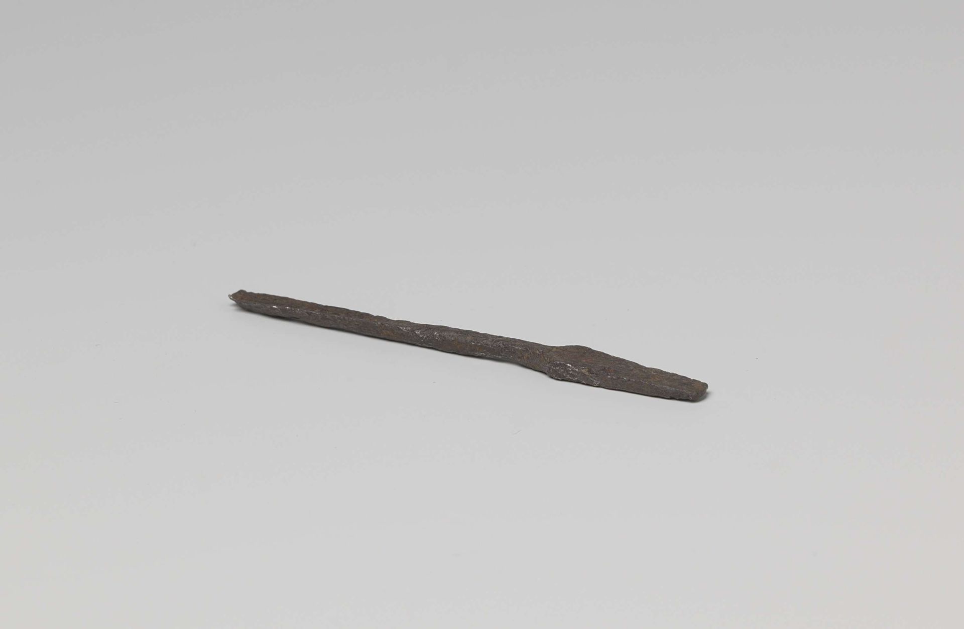Fragment van boorijzer, aan het ene uiteinde plat en aan het ander uiteinde met gleuf by Anonymous