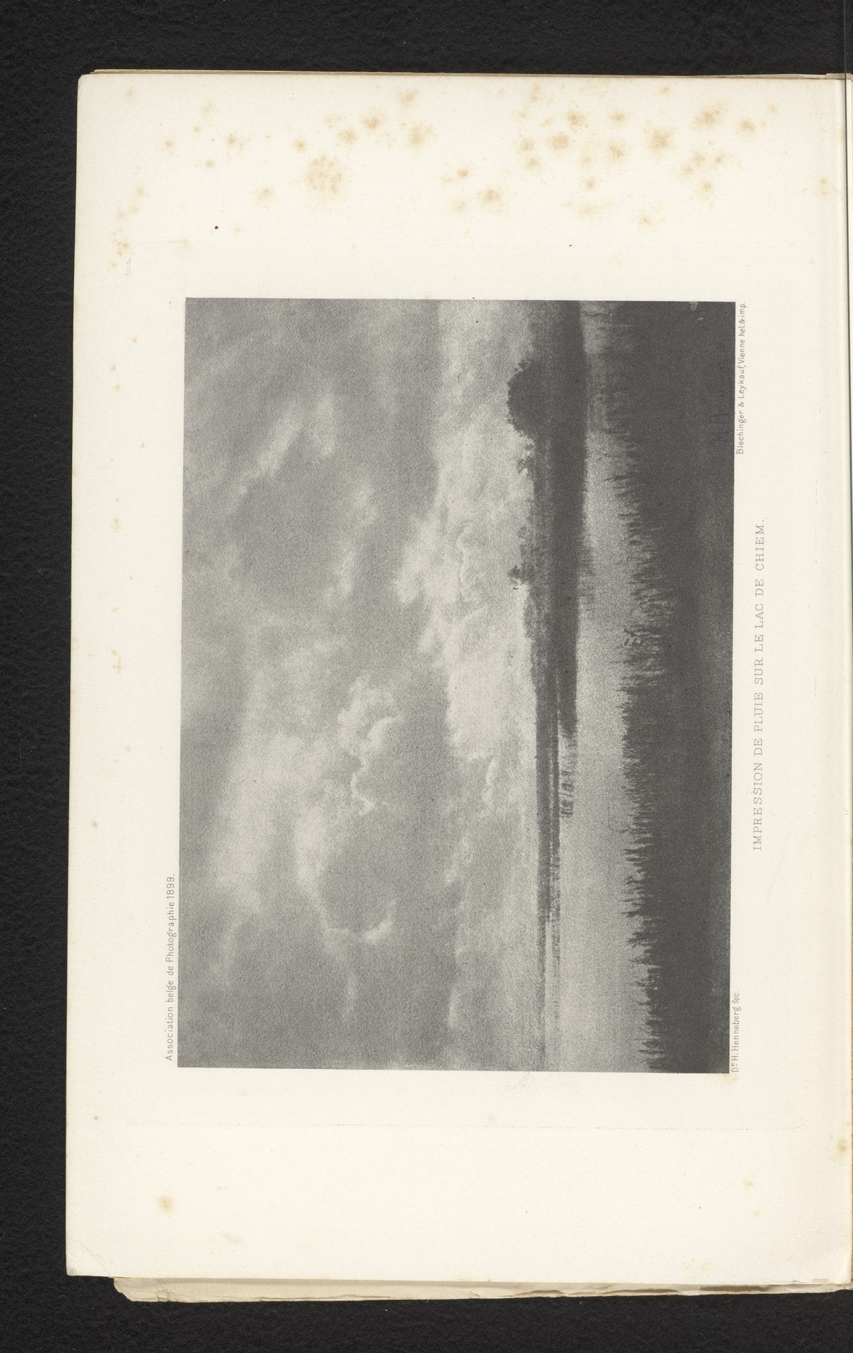 Gezicht op de Chiemsee by Hugo Henneberg