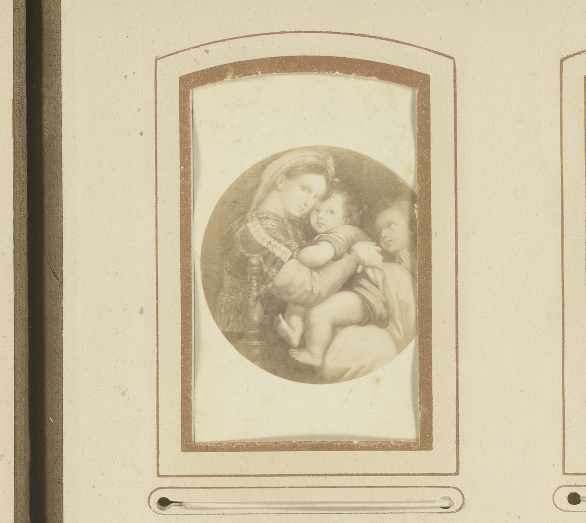 Fotoreproductie van Madonna met stoel door Rafaël by Fratelli Alinari