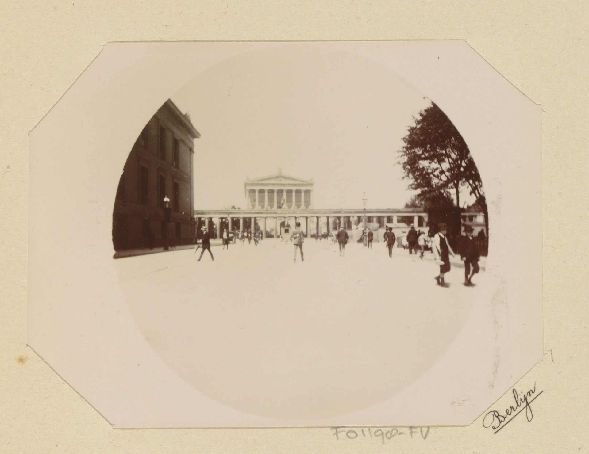 Gezicht op de Alte Nationalgalerie in Berlijn, uitzicht vanaf de Lustgarten by Willem Frederik Piek Jr.