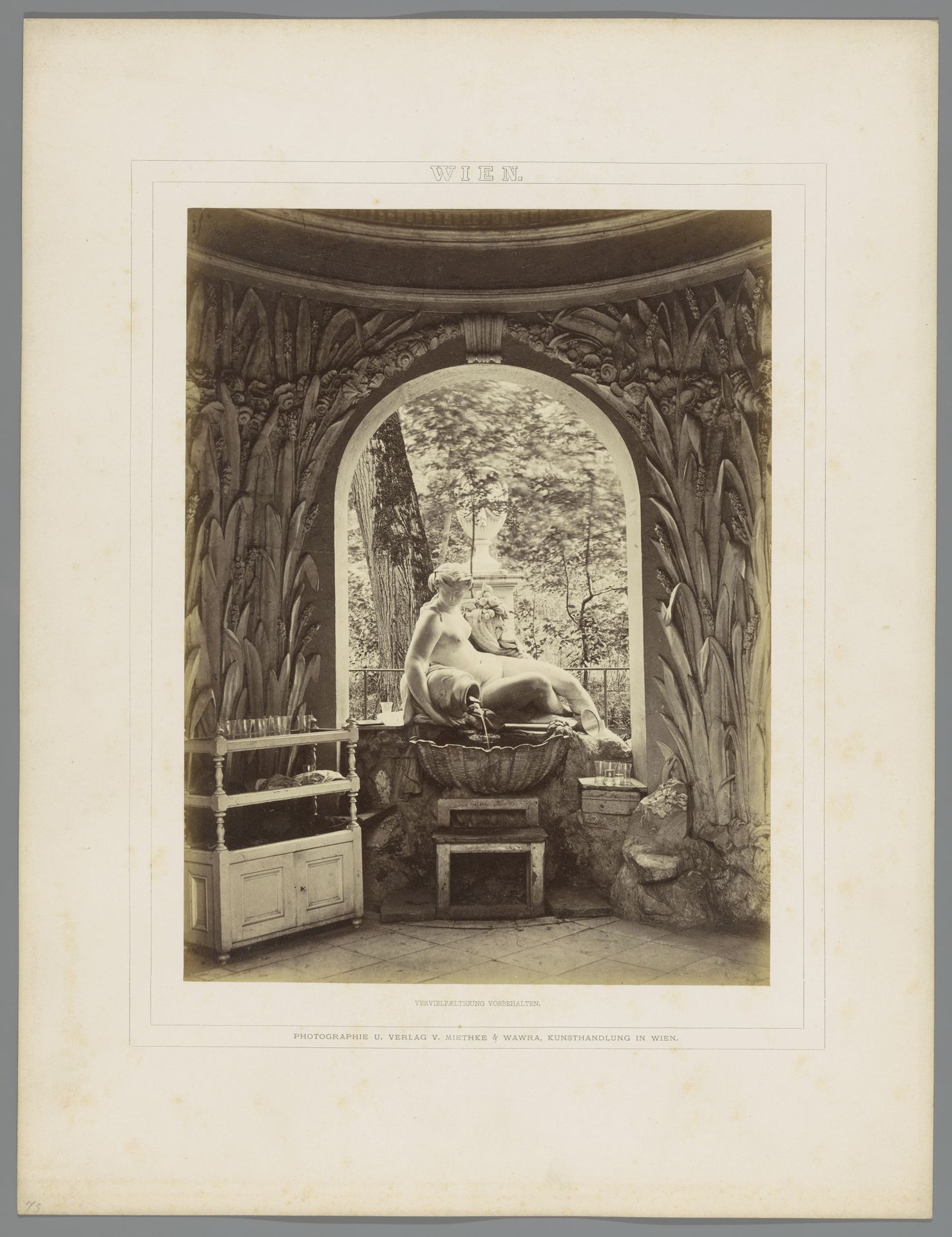 Vrouwenfiguur en fontein in tuinhuis bij paleis Schönbrunn by Miethke & Wawra