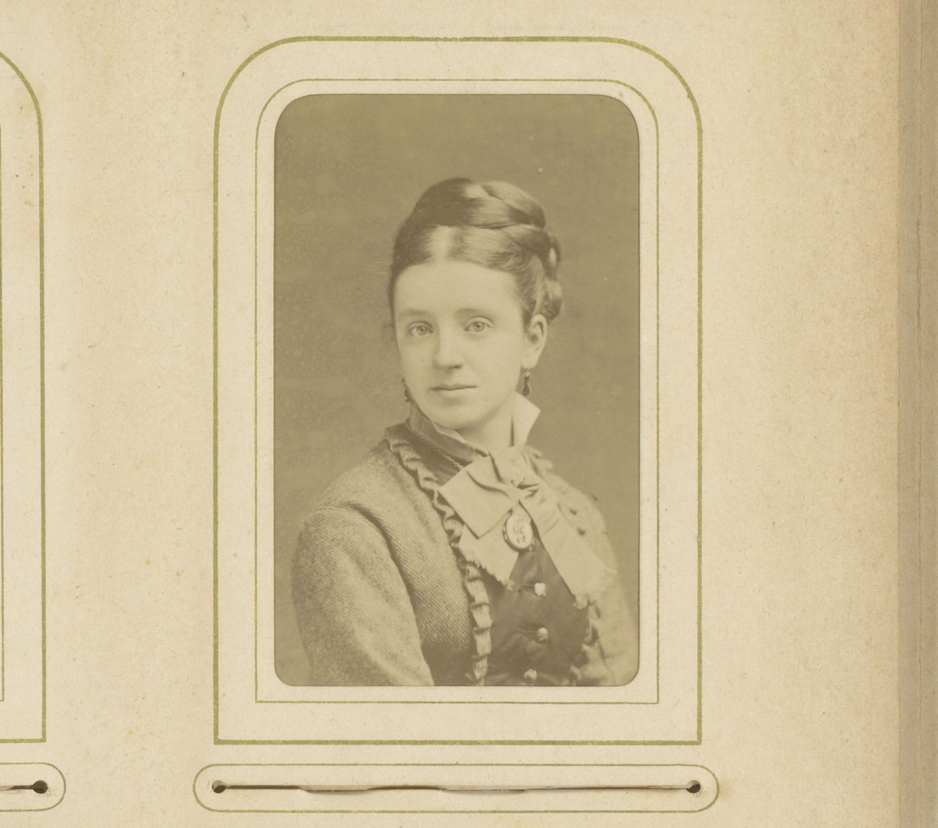 Portret van een jonge vrouw met halsketting met medaillon by Godfried de Jong