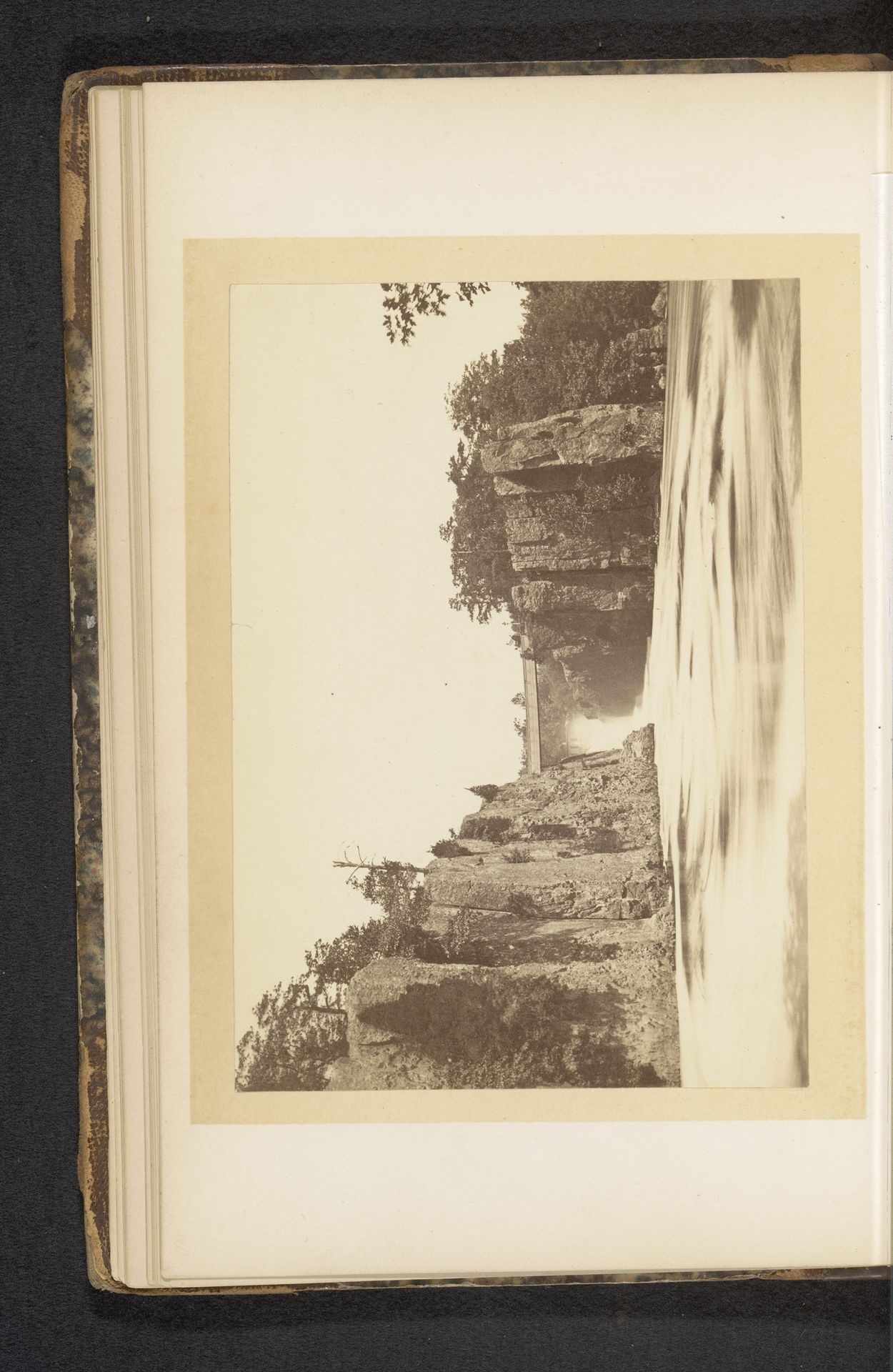Gezicht op de Great Falls of the Passaic River, New Jersey by J. Reid