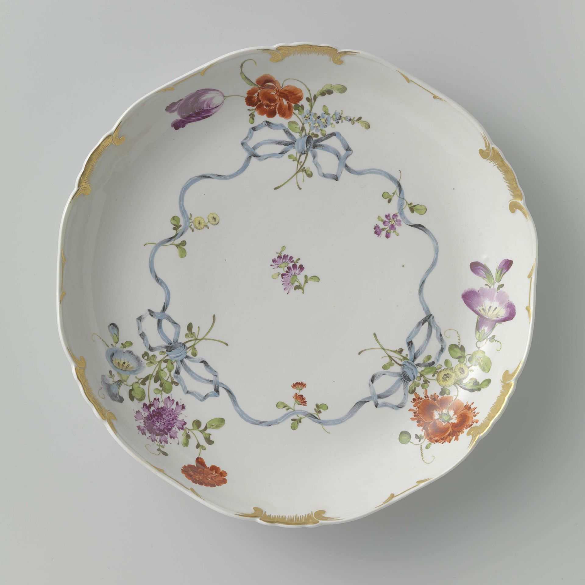 Dish with bouquets tied in a ribbon by Porseleinfabriek Ludwigsburg
