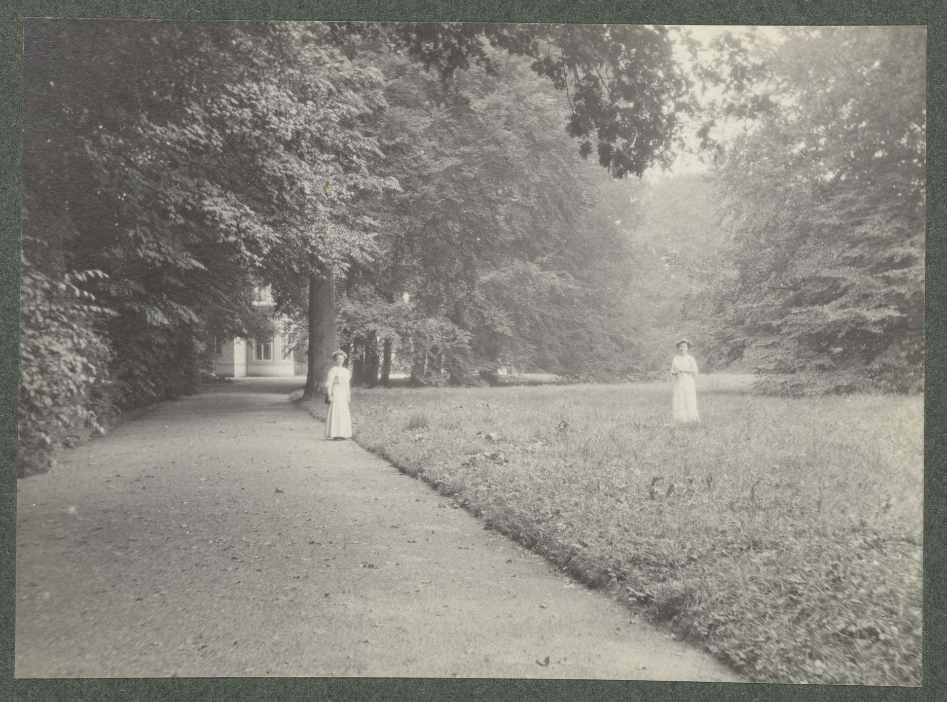 Twee dames Kessler op een tuinpad bij Landgoed De Paauw by Geldolph Adriaan Kessler