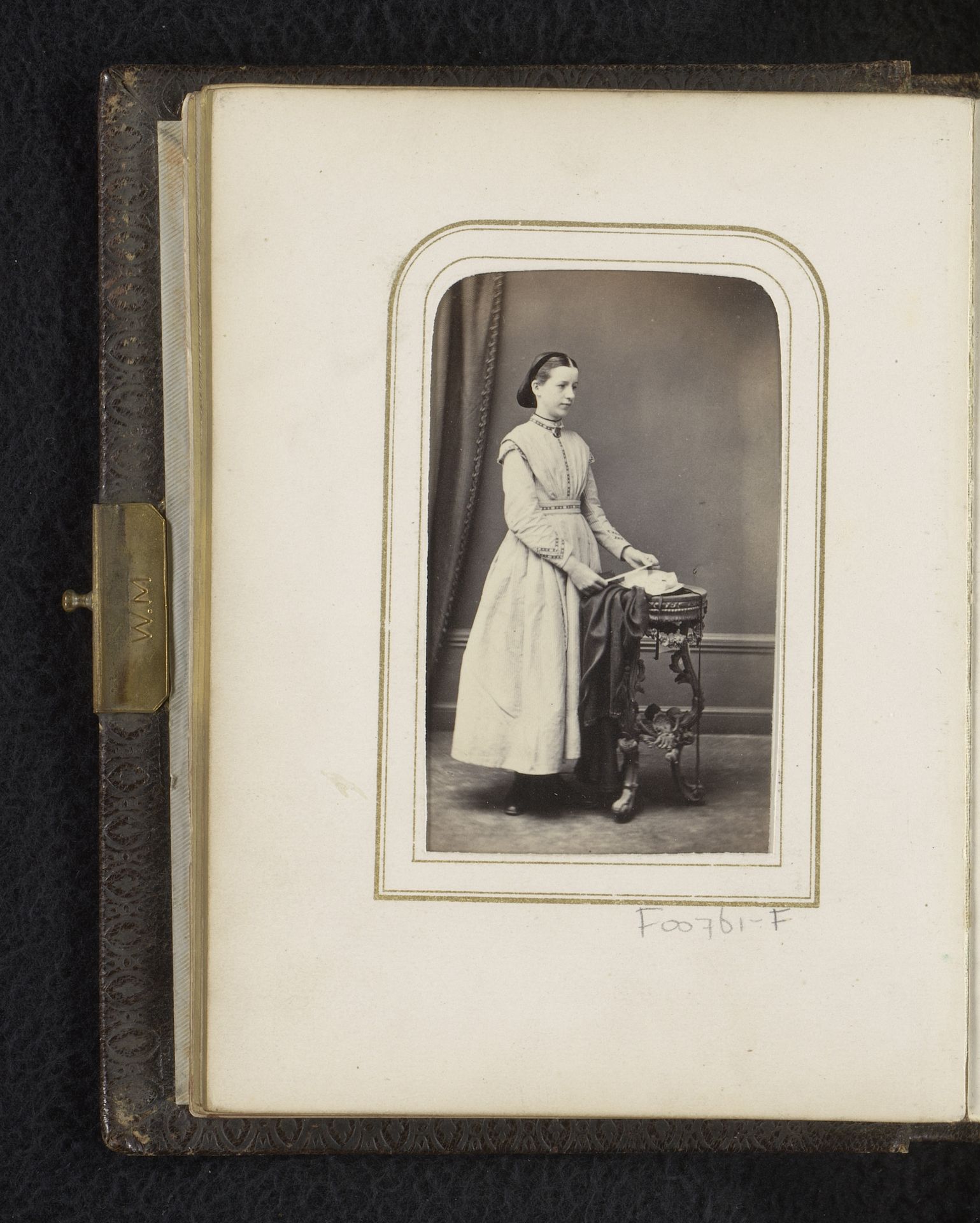 Portret van een jonge vrouw, staand bij een tafel by O.C. Smith