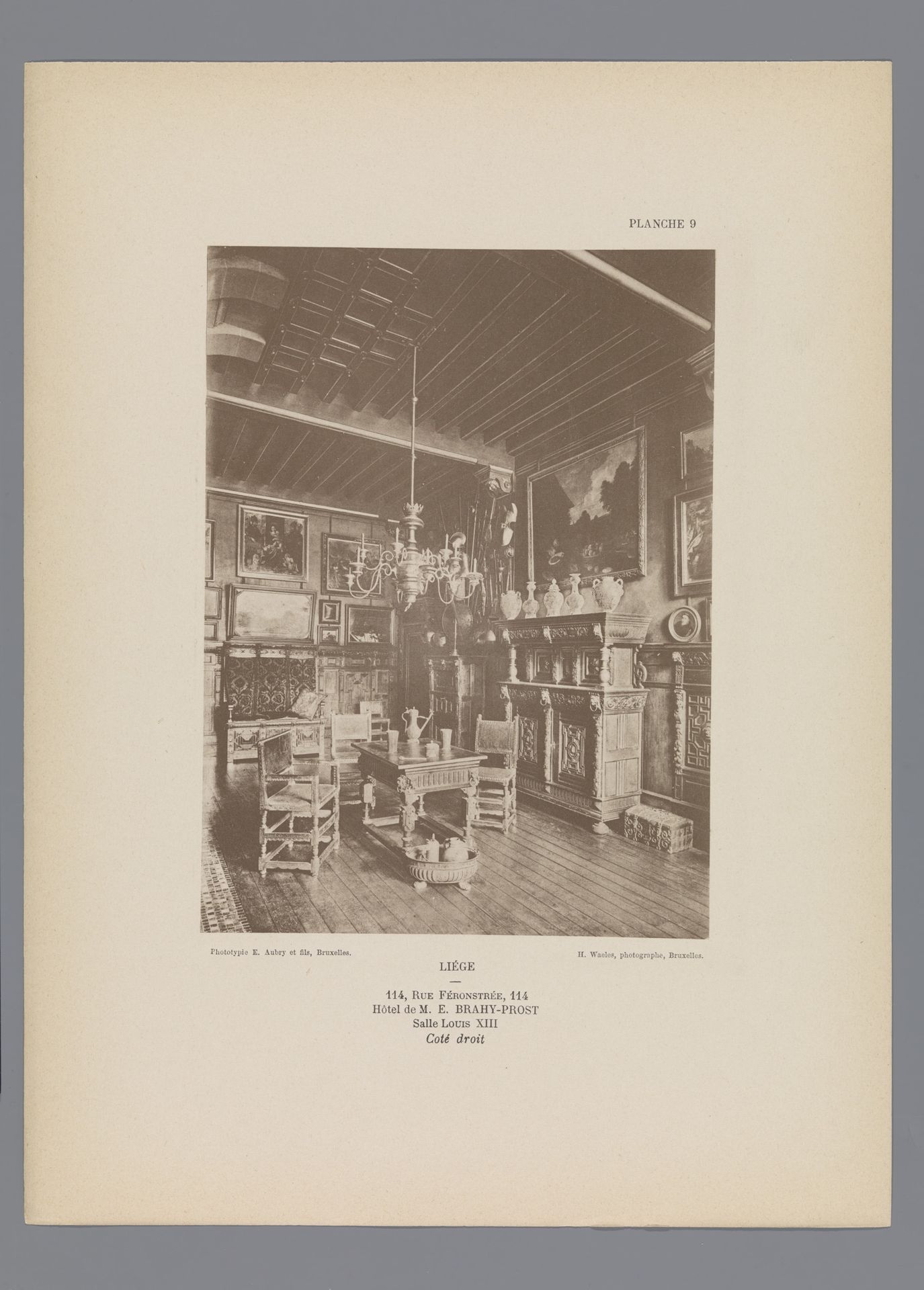 Gezicht op een zaal in de stijl van Lodewijk XIII in het hotel van Brahy-Prost in Luik, België by H. Waeles