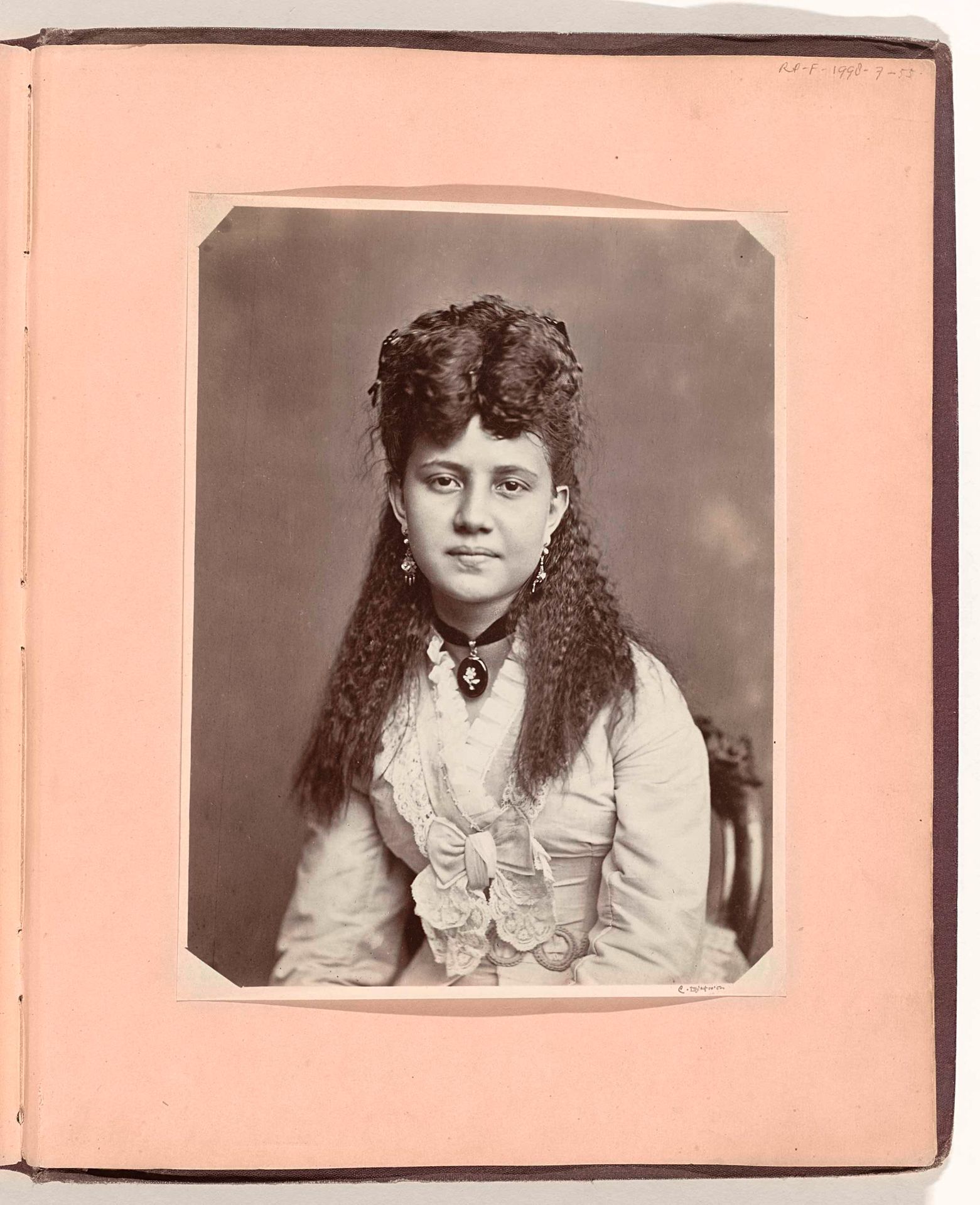 Portret van een onbekende vrouw by C. (fotograaf) Dietrich