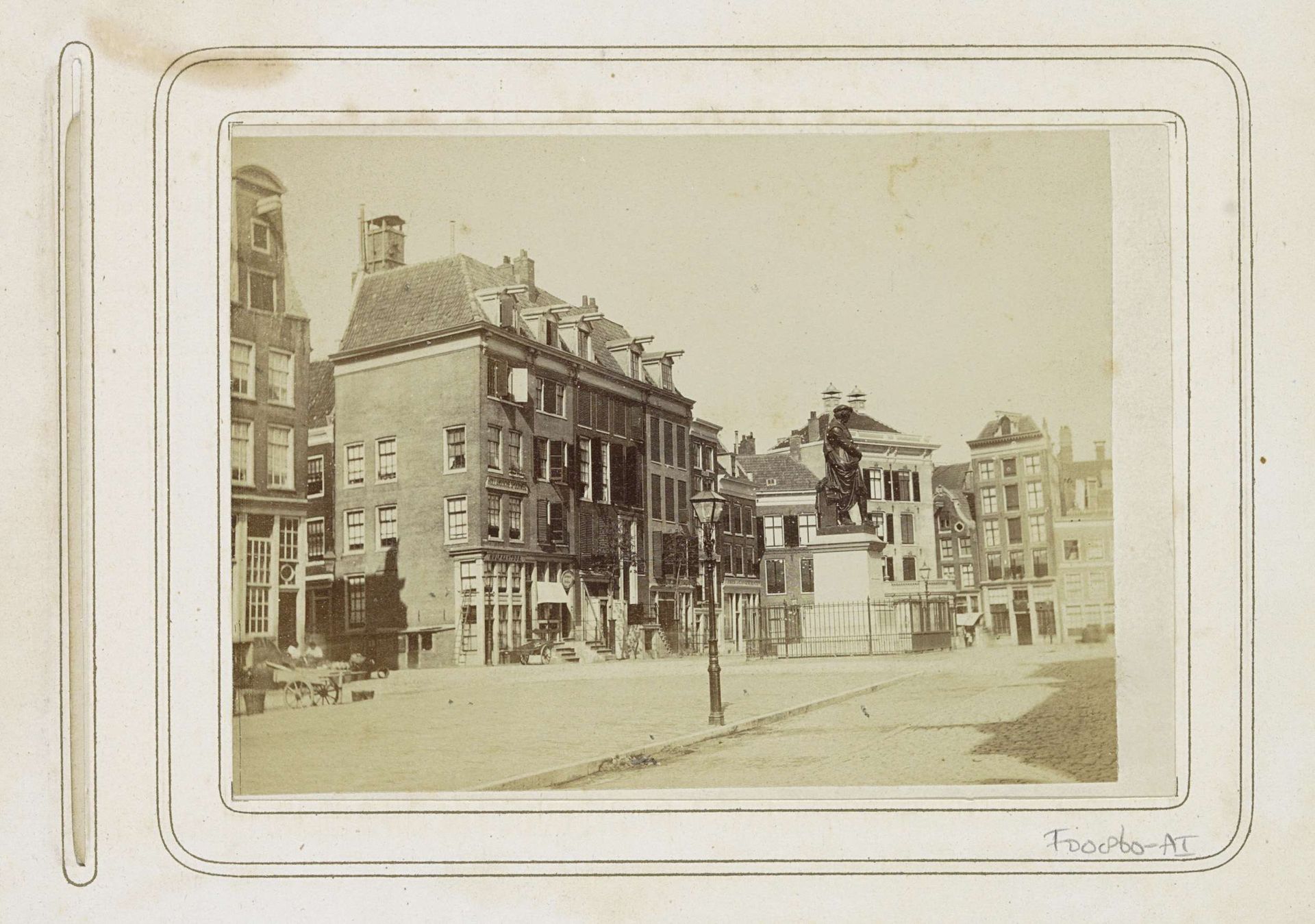 Botermarkt en standbeeld van Rembrandt voor de ingang van de Reguliersdwarsstraat, gezien vanaf het Thorbeckeplein by Andries Jager