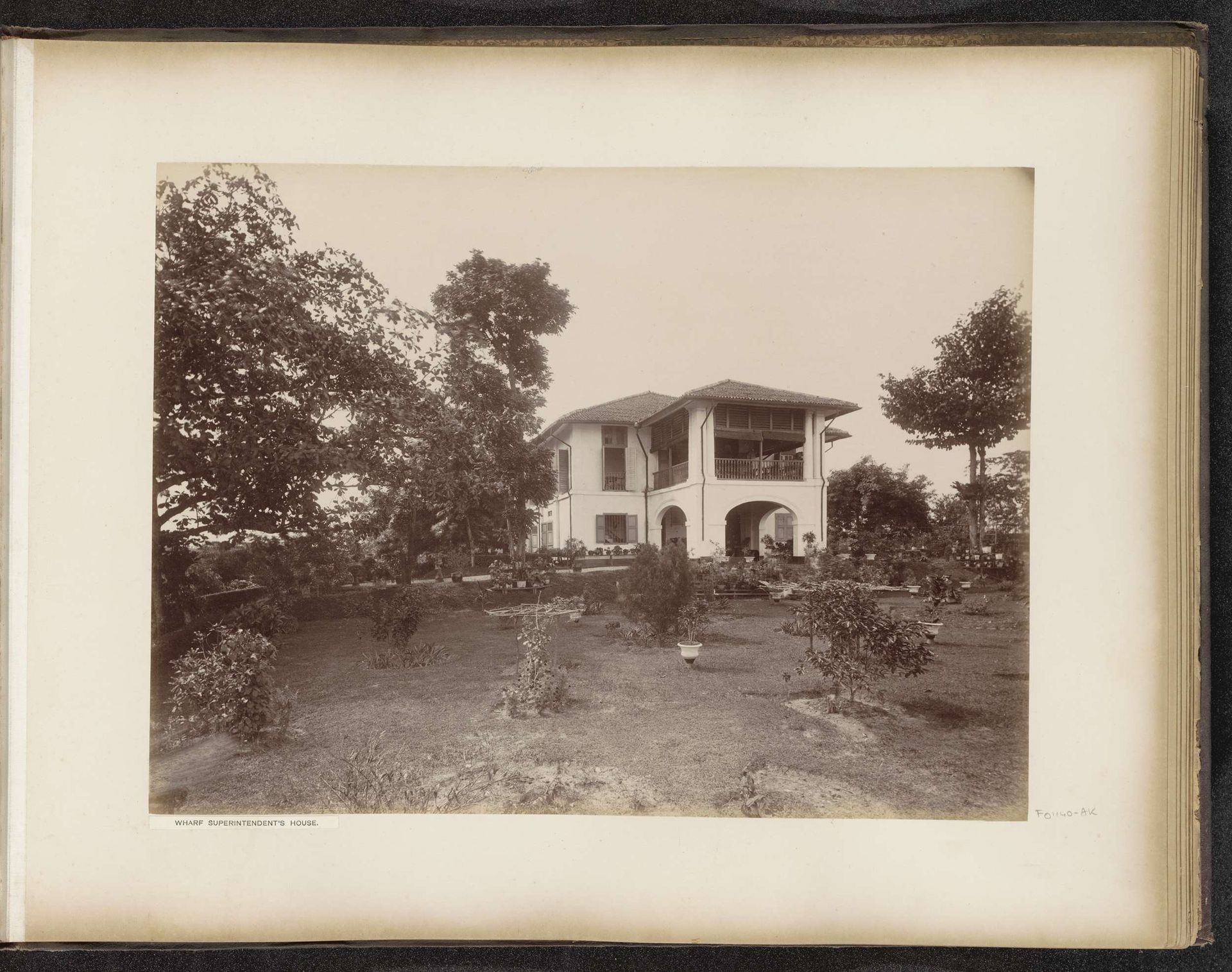 Opzichterswoning van de Tanjong Pagar Dock Co. Ltd. in Singapore by G.R. Lambert & Co.