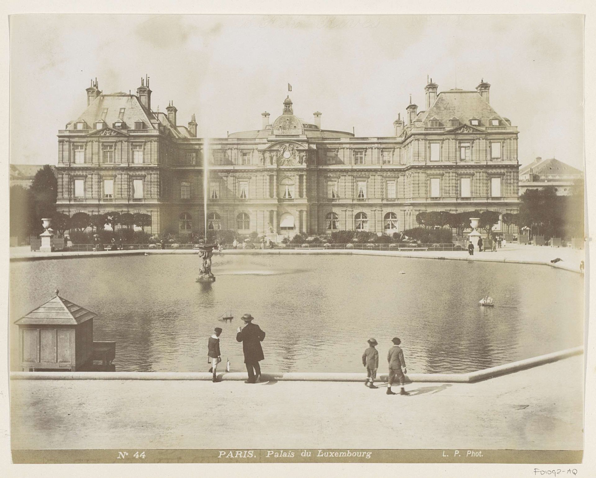 Vijver met spelende kinderen bij het Palais du Luxembourg (zuidgevel) in Parijs by Louis Antoine Pamard