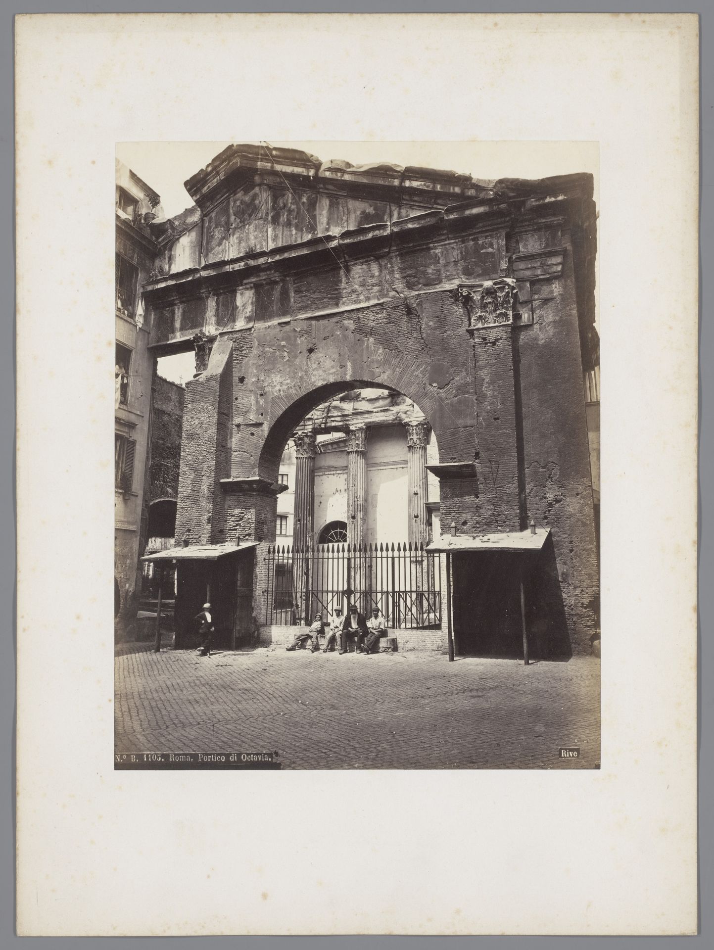 Zittende mensen voor de Porticus van Octavia in Rome by Roberto Rive