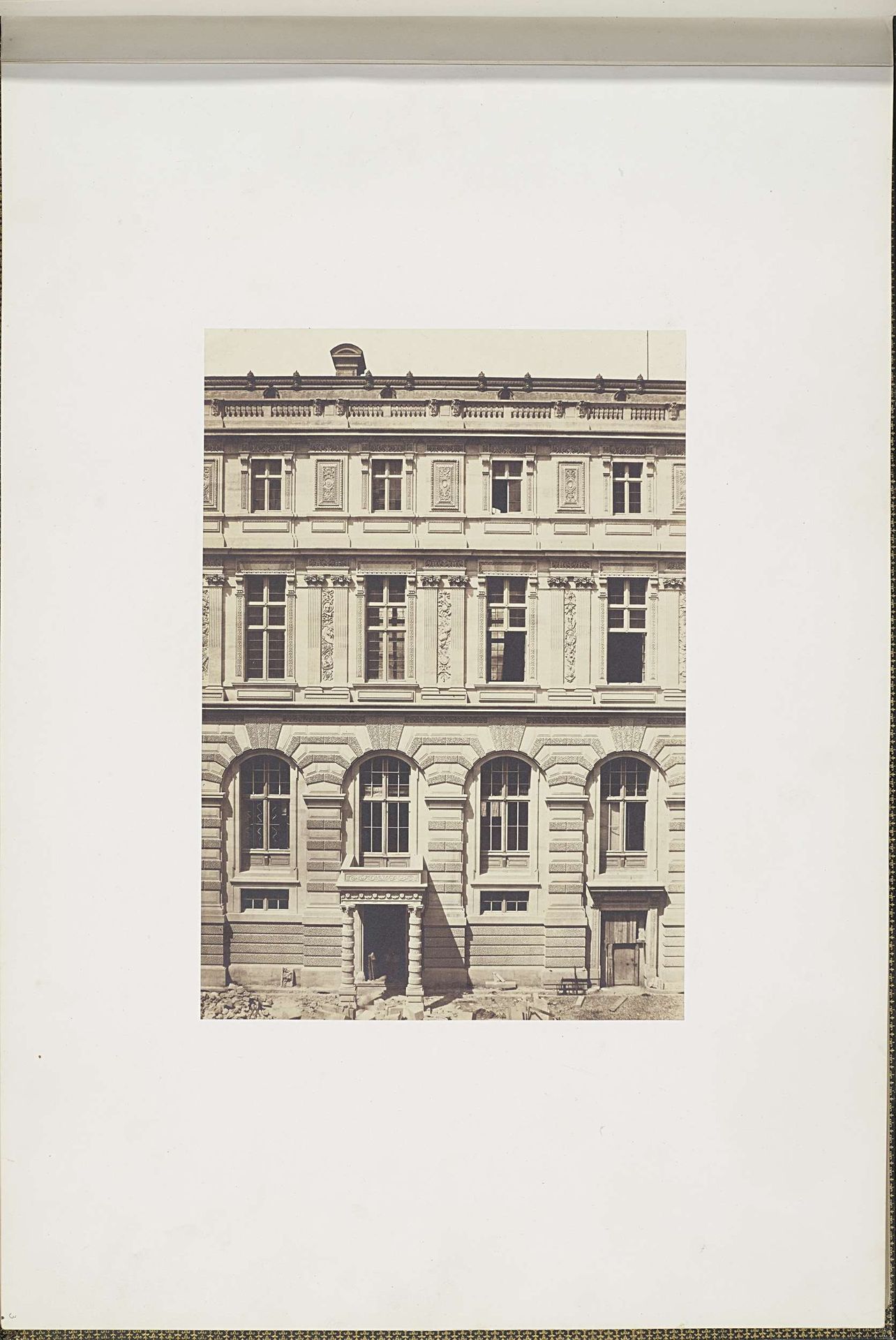 Voorgevel en ingang aan de Cour Lefuel van het Palais du Louvre by Edouard Baldus