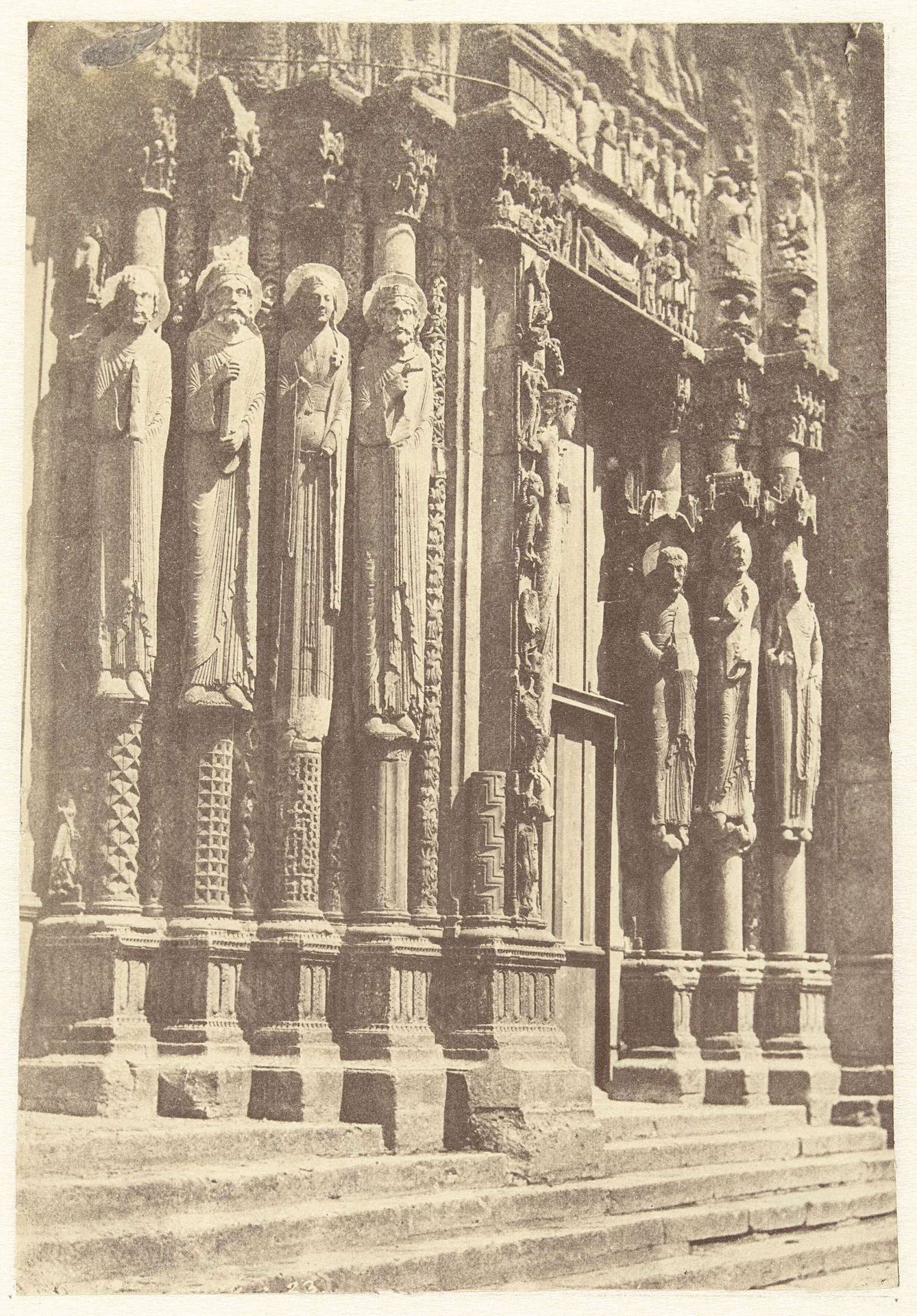 Reliëf aan het portaal van de kathedraal van Chartres by Charles Nègre