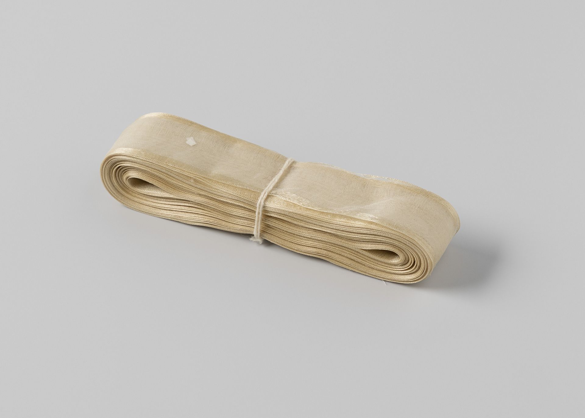 Lint van crèmekleurig gaas van 15 meter by Gustav Schnitzler