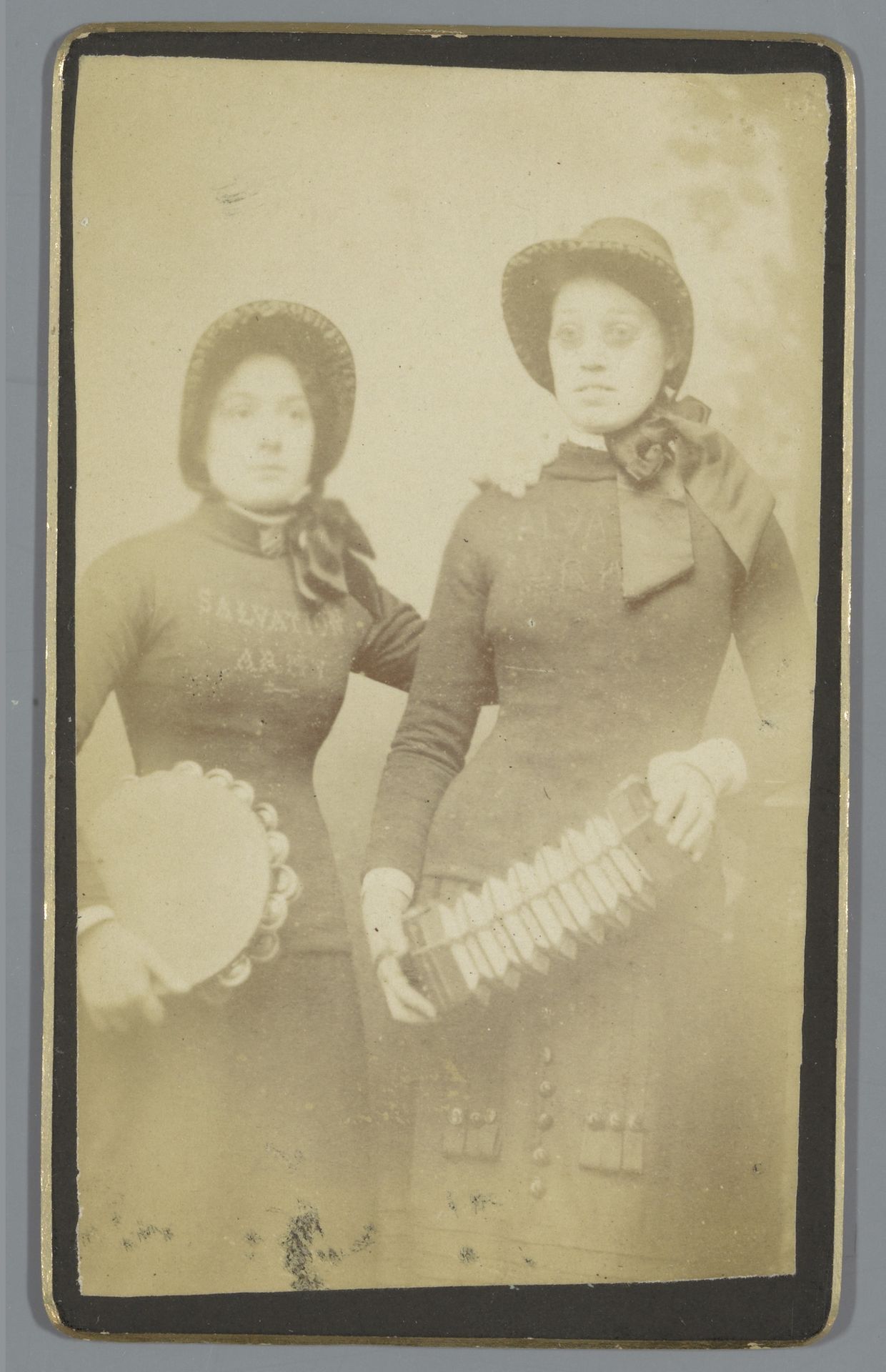 Portret van twee onbekende vrouwen van de Salvation Army by W. Rattray