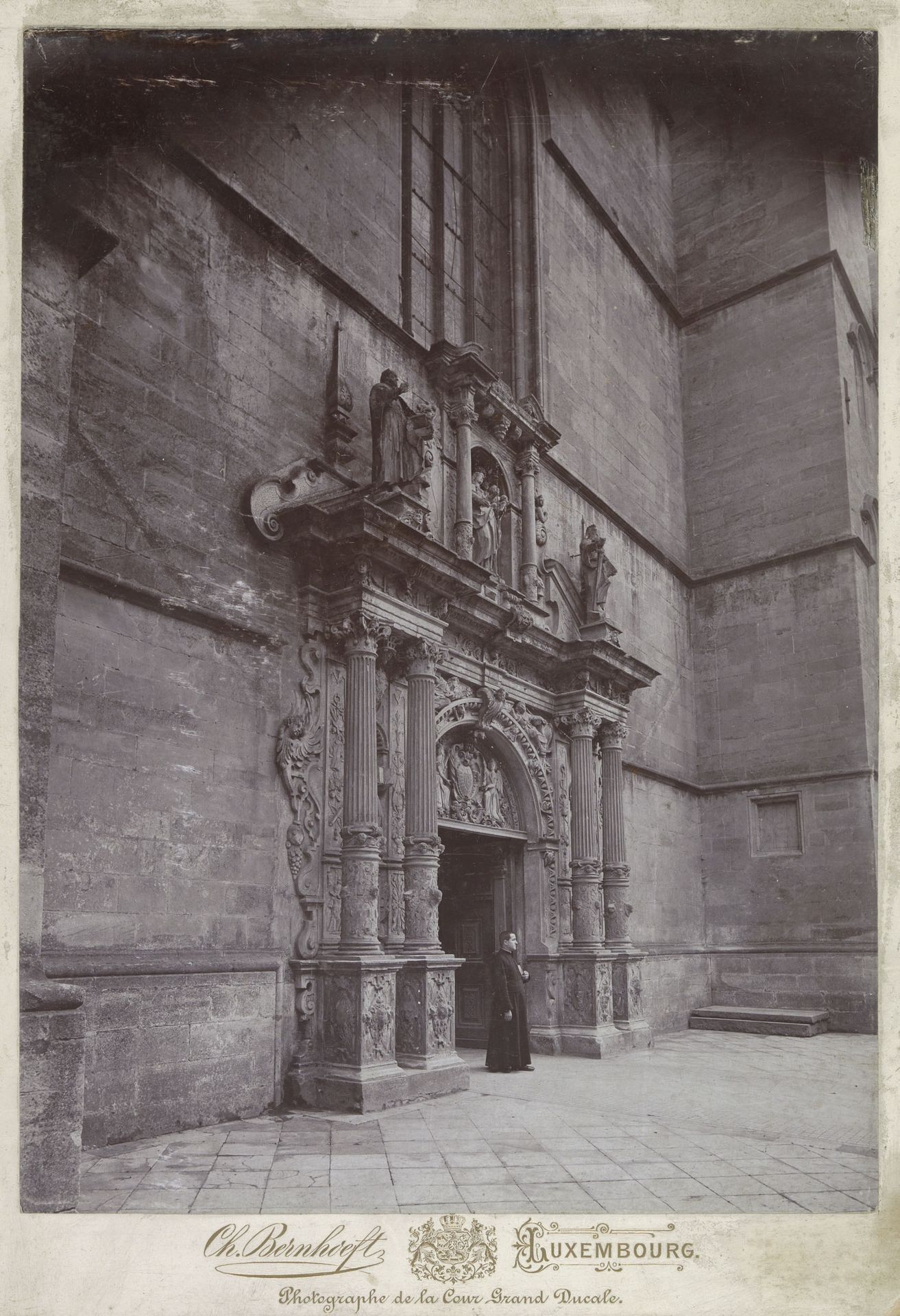 Portaal van de kathedraal van Luxemburg by Charles Bernhoeft