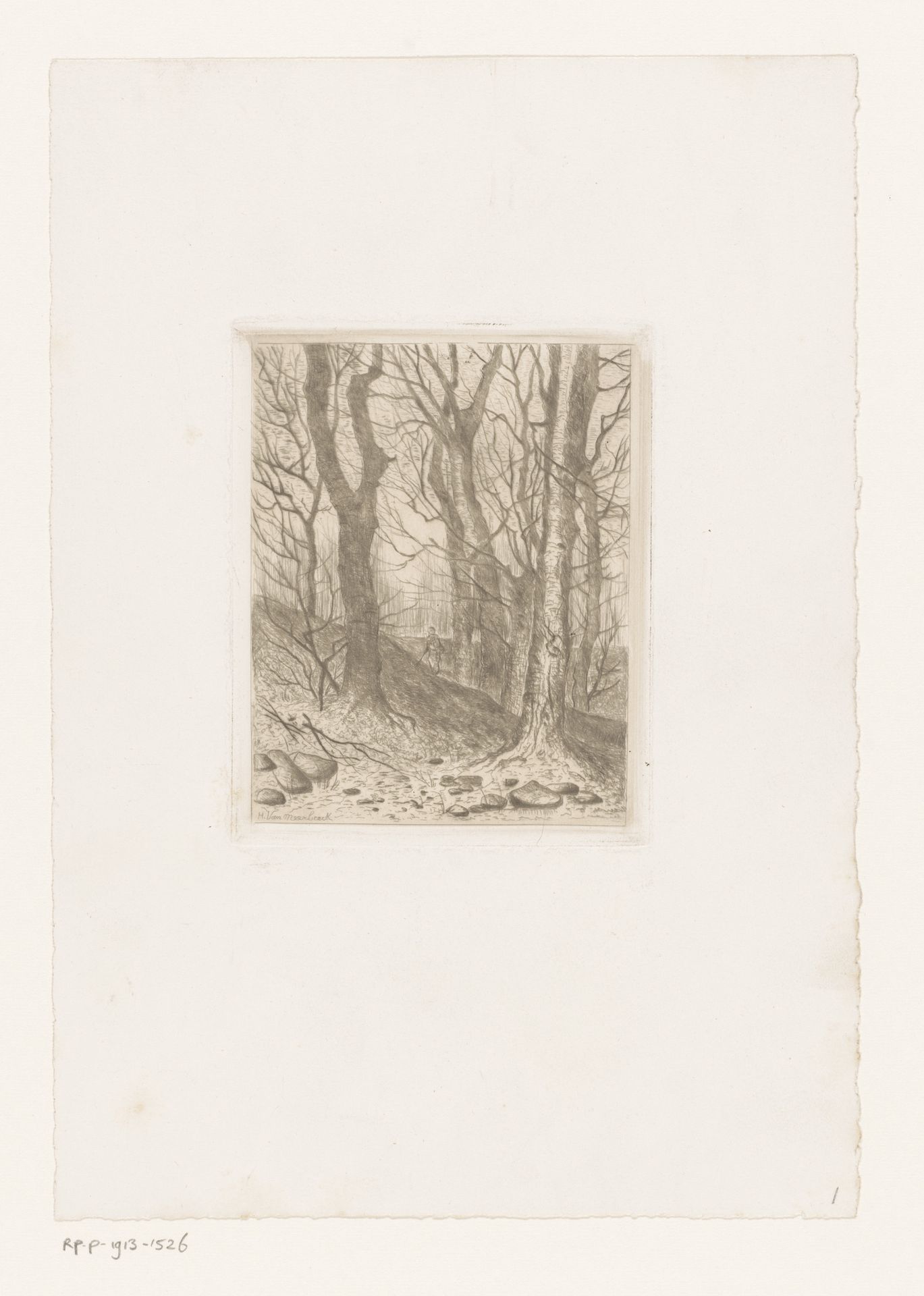 Figuur loopt op een heuvel in het bos by H. van Meerbeeck