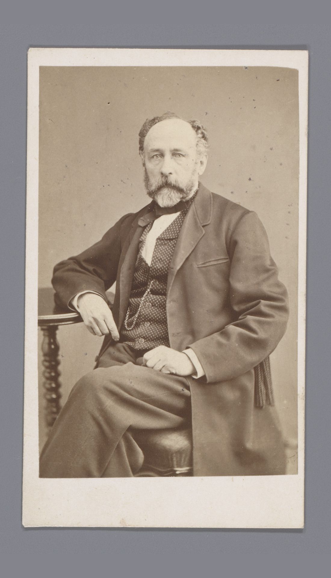Portret van een onbekende man aan tafel by Joh. Eschricht
