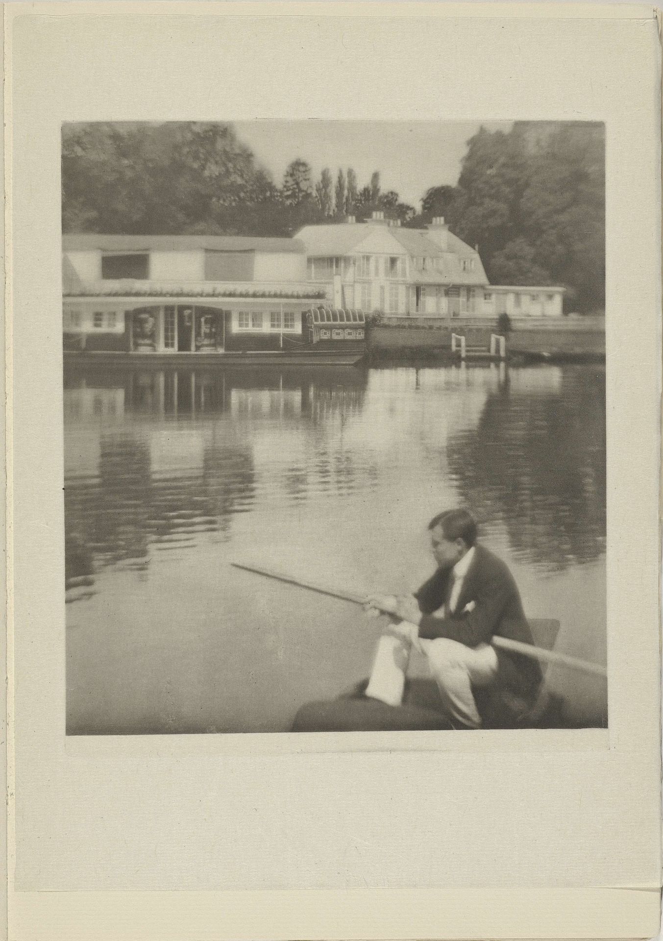 Gezicht op een landhuis vanaf het water by James Craig Annan