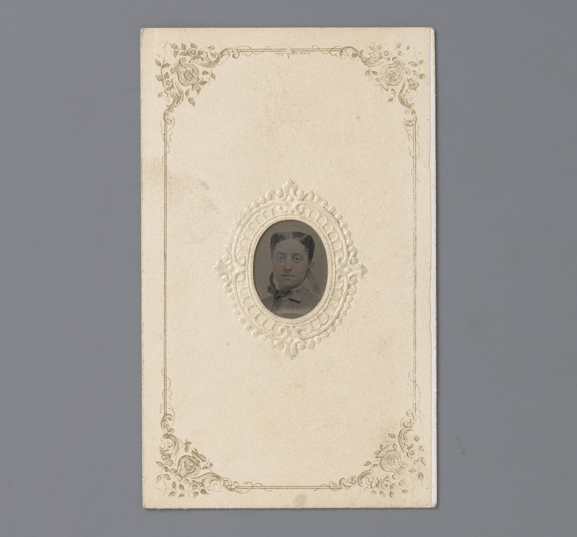 Portret van een onbekend meisje by Edward M. Estabrooke