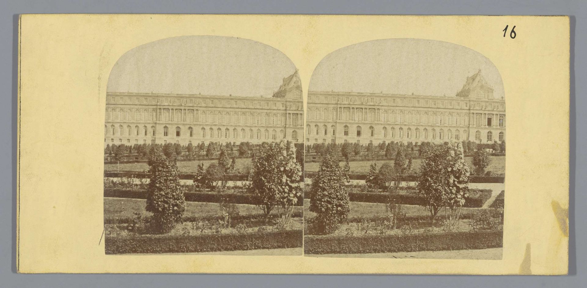Paleis van Versailles, gezien vanuit de tuin by Anonymous