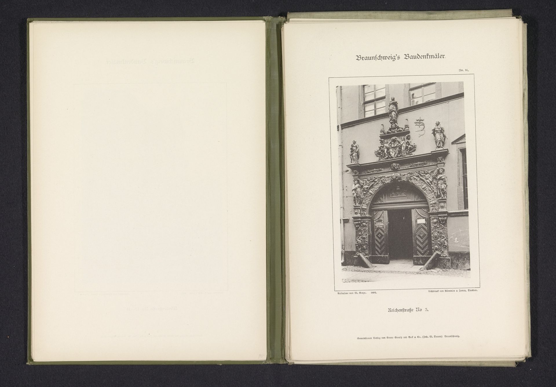 Toegangsportaal van een pand aan Reichenstraße 3 te Braunschweig by W. Berge