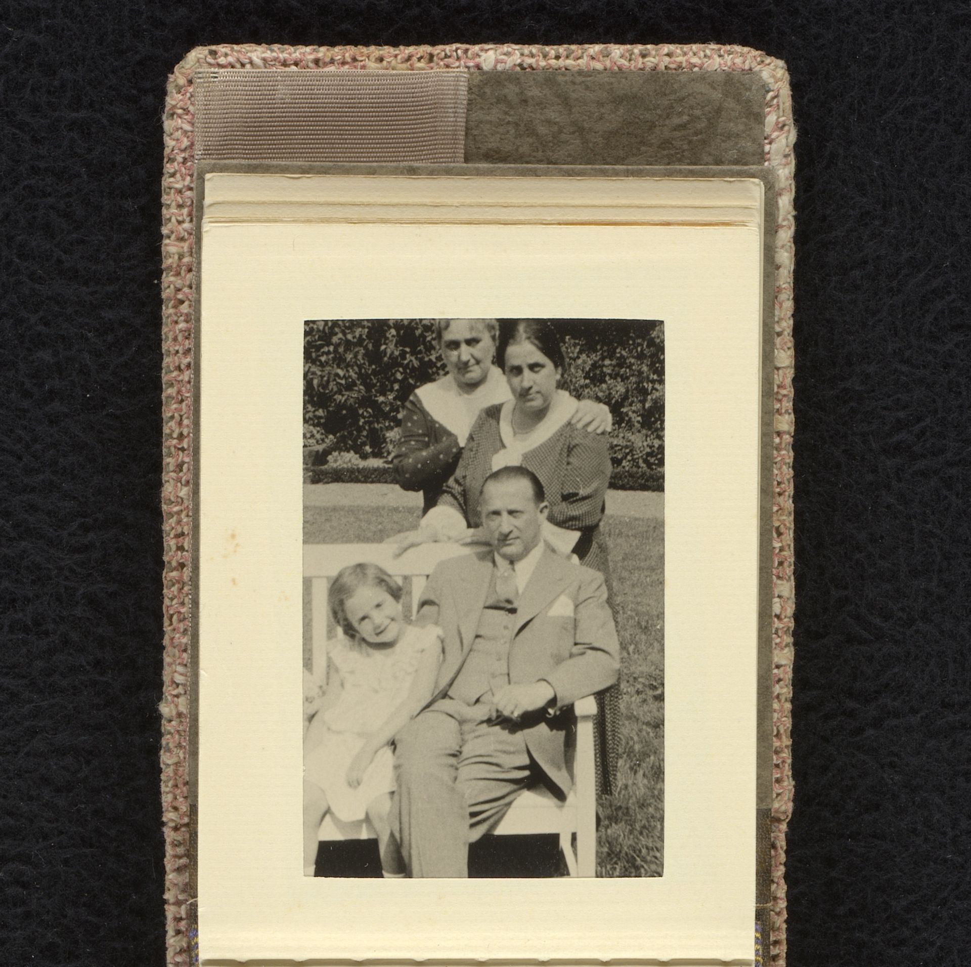 Isabel Wachenheimer op de bank met haar oom Willy Moos, en haar moeder Else Wachenheimer-Moos en een onbekende vrouw op de achtergrond, juli-augustus 1933, Hamburg by familie Wachenheimer