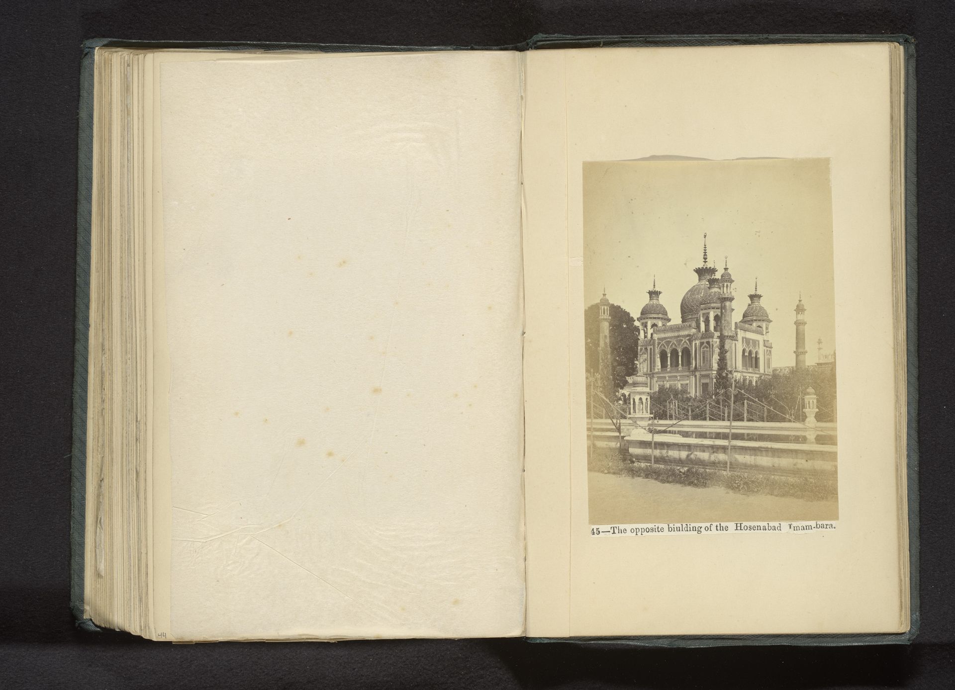 Gezicht op de schatkamer van het Chota Imambara in Lucknow by Darogha Ubbas Alli
