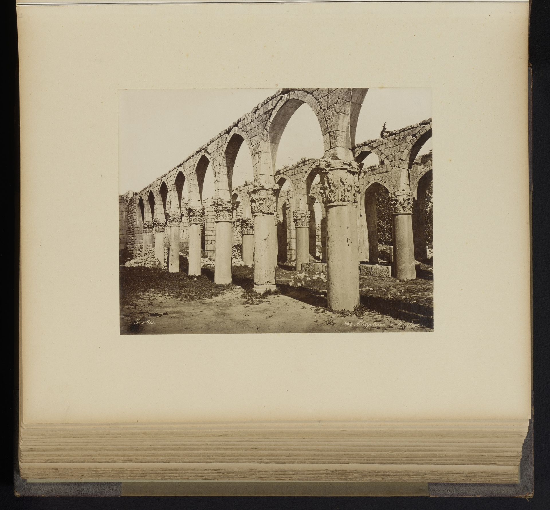 Zuilengalerij in Baalbek, Libanon by Félix Bonfils