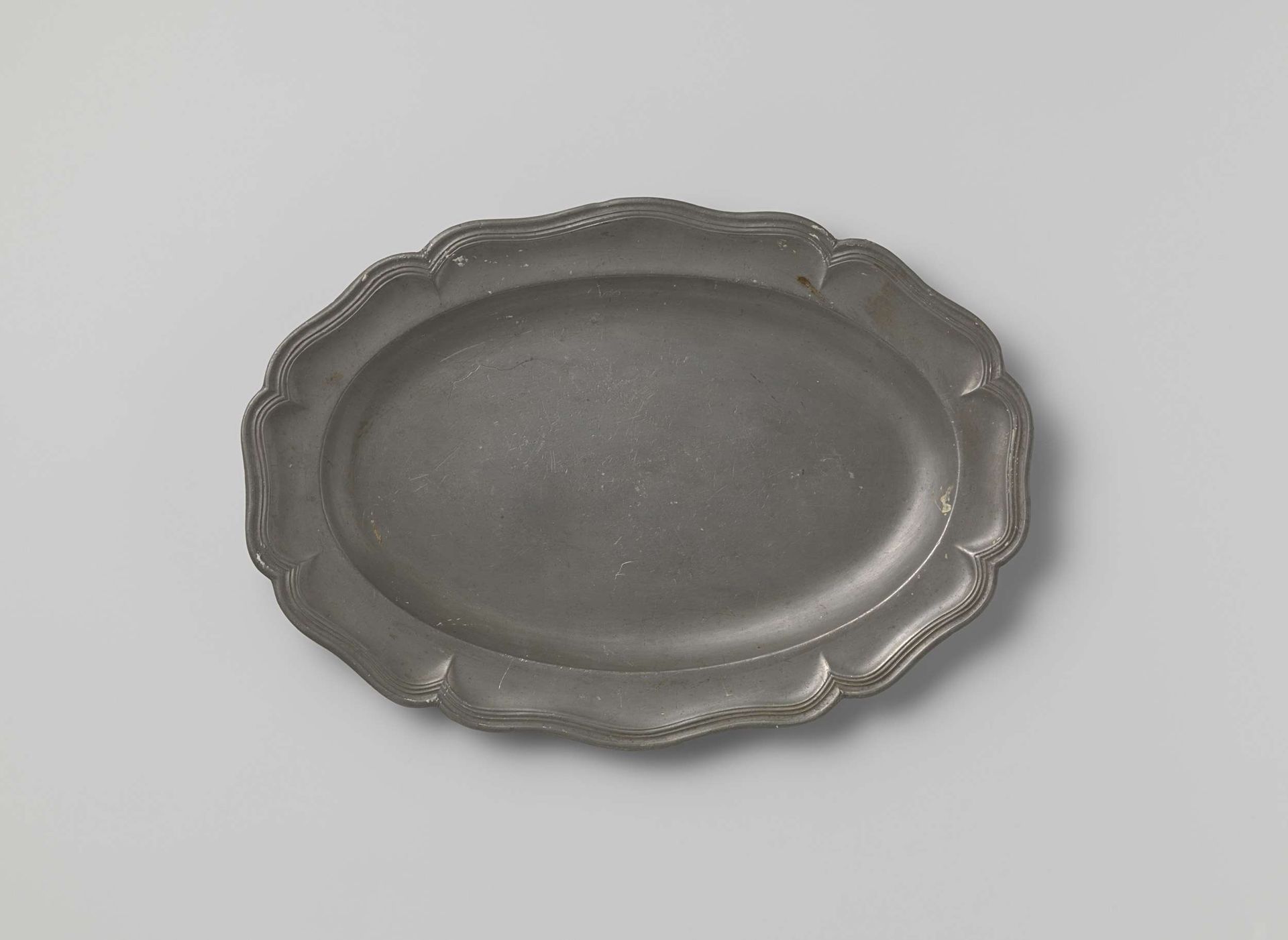 Ovale schotel met geschulpte rand by Carolus Theodorus de Ruijr