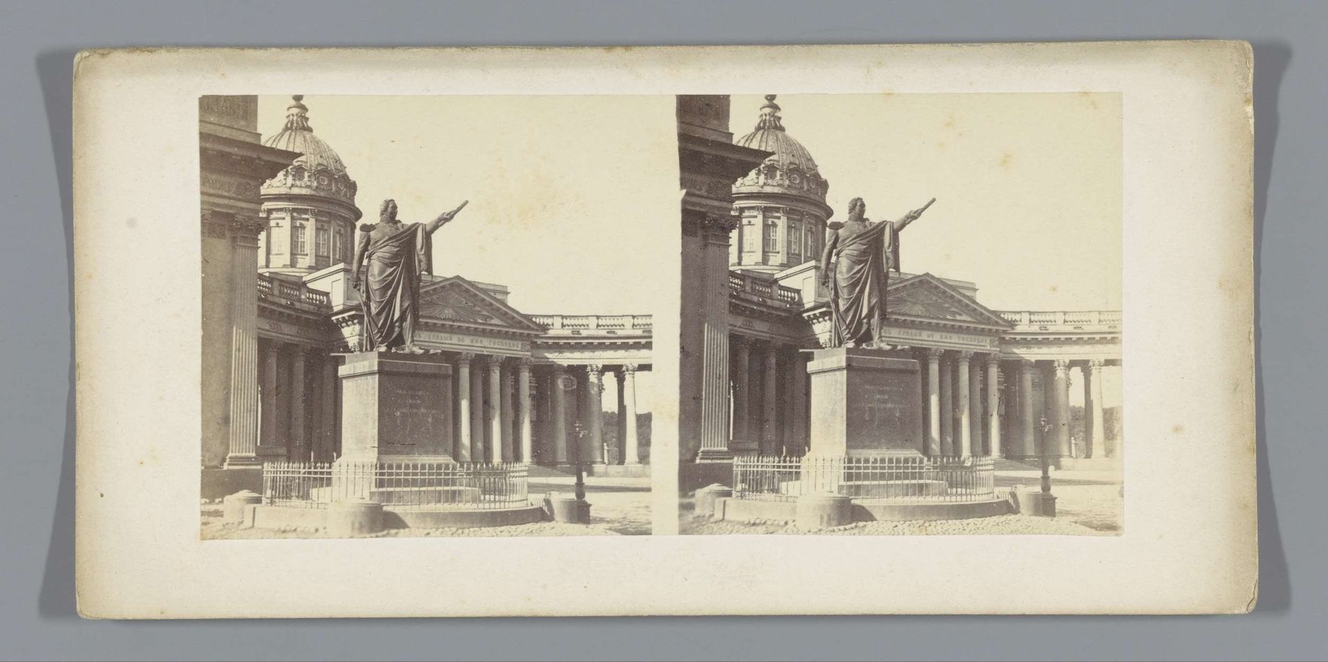 Gezicht op de Kazankathedraal in Sint-Petersburg met een monument voor veldmaarschalk Michail Koetoezov ervoor by Alfred Lorens