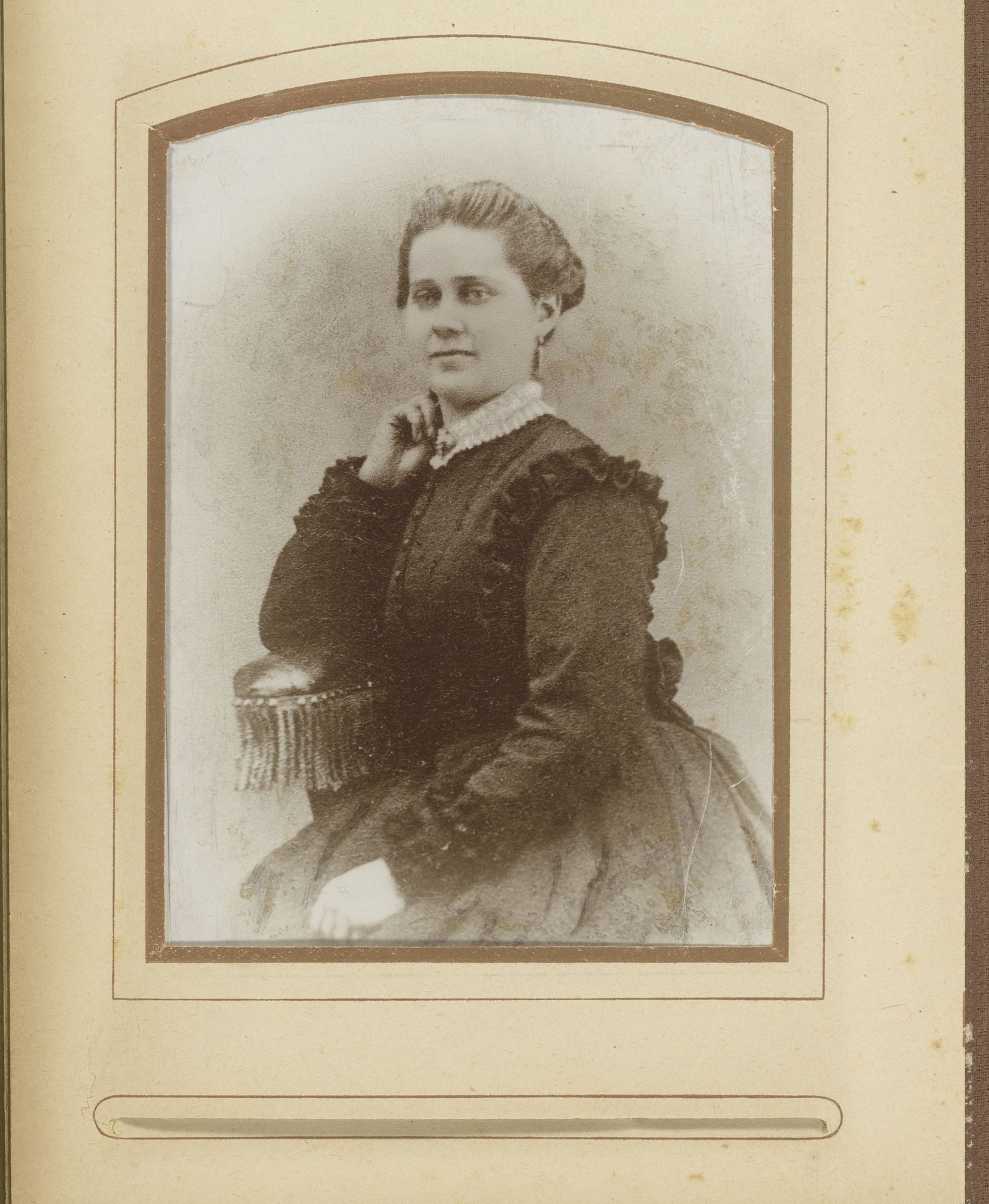 Portret van een vrouw by Gebroeders Cordes
