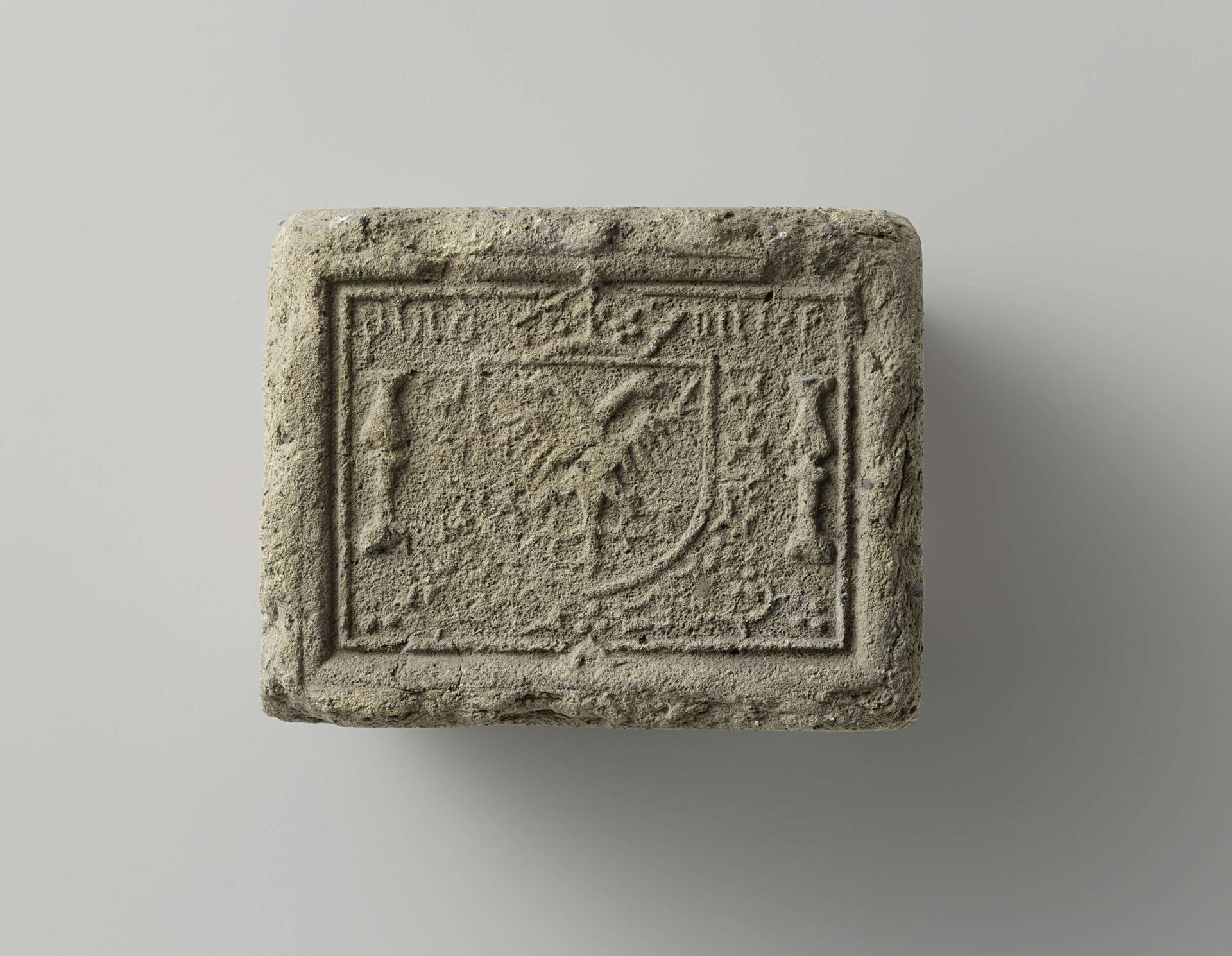 Haarddeksteen met het wapen van Karel V. by Anonymous