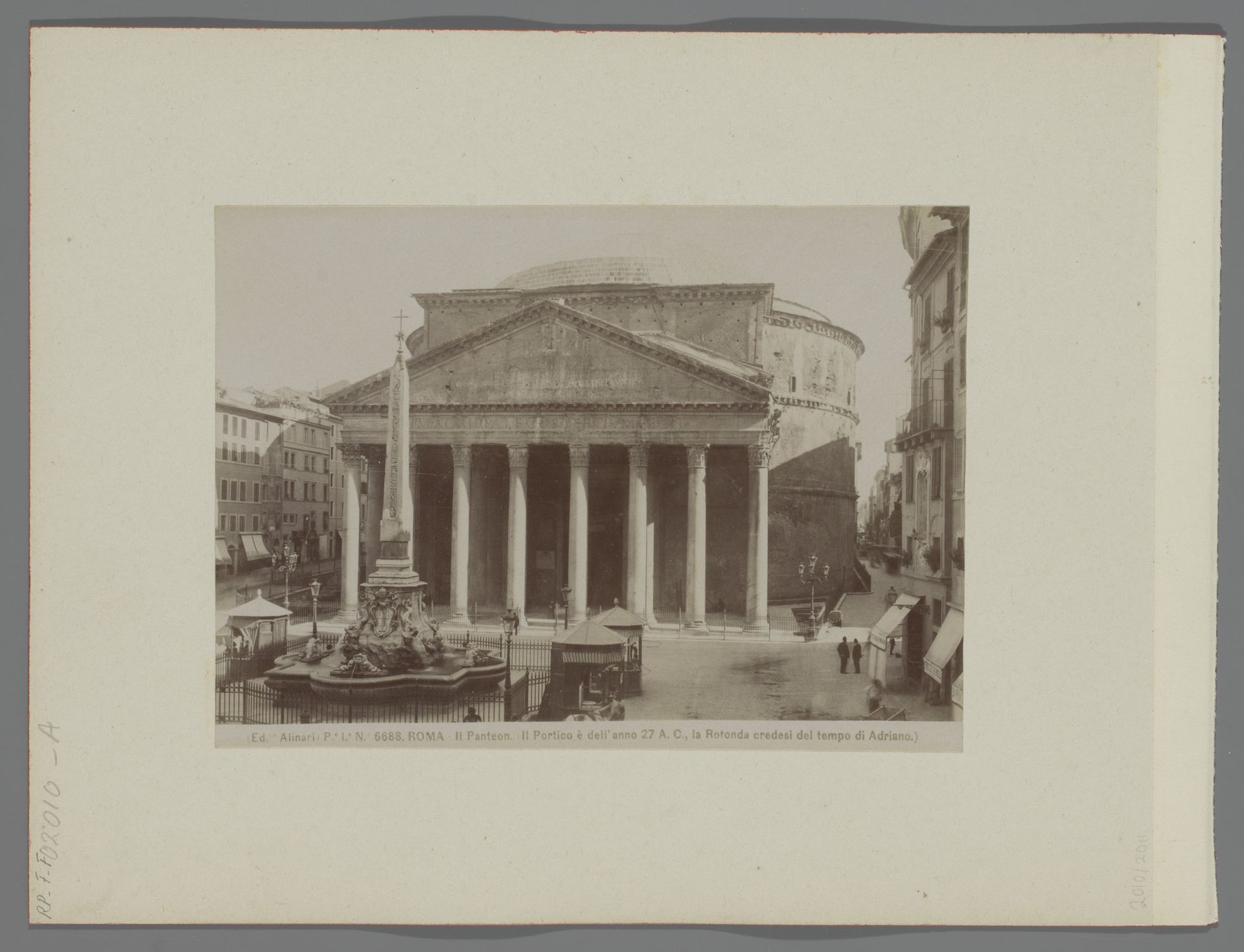 Gezicht op het Pantheon en de Macuteo obelisk te Rome, Italië by Fratelli Alinari