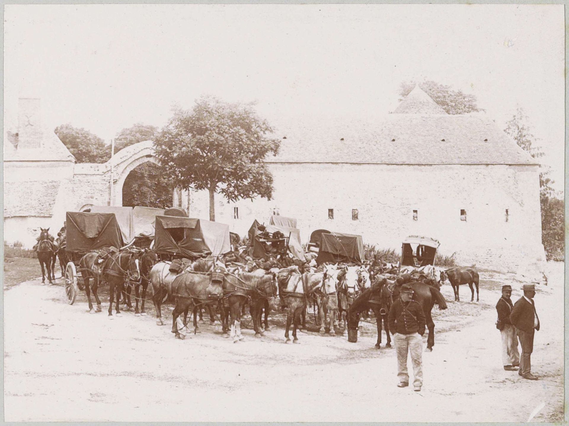 Paarden en wagens bij een legerkamp te Puiseaux by Delizy