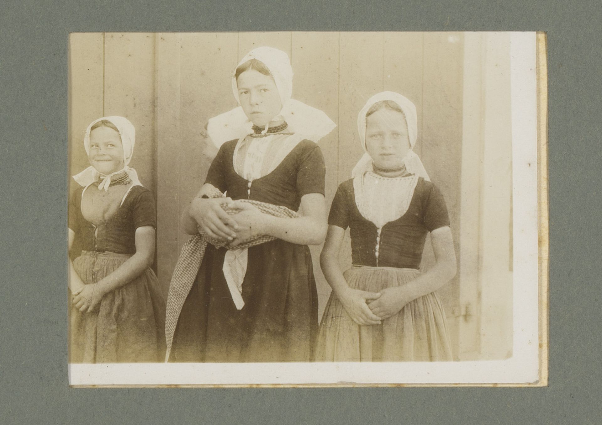 Portret van drie meisjes in klederdracht by G. Hidderley