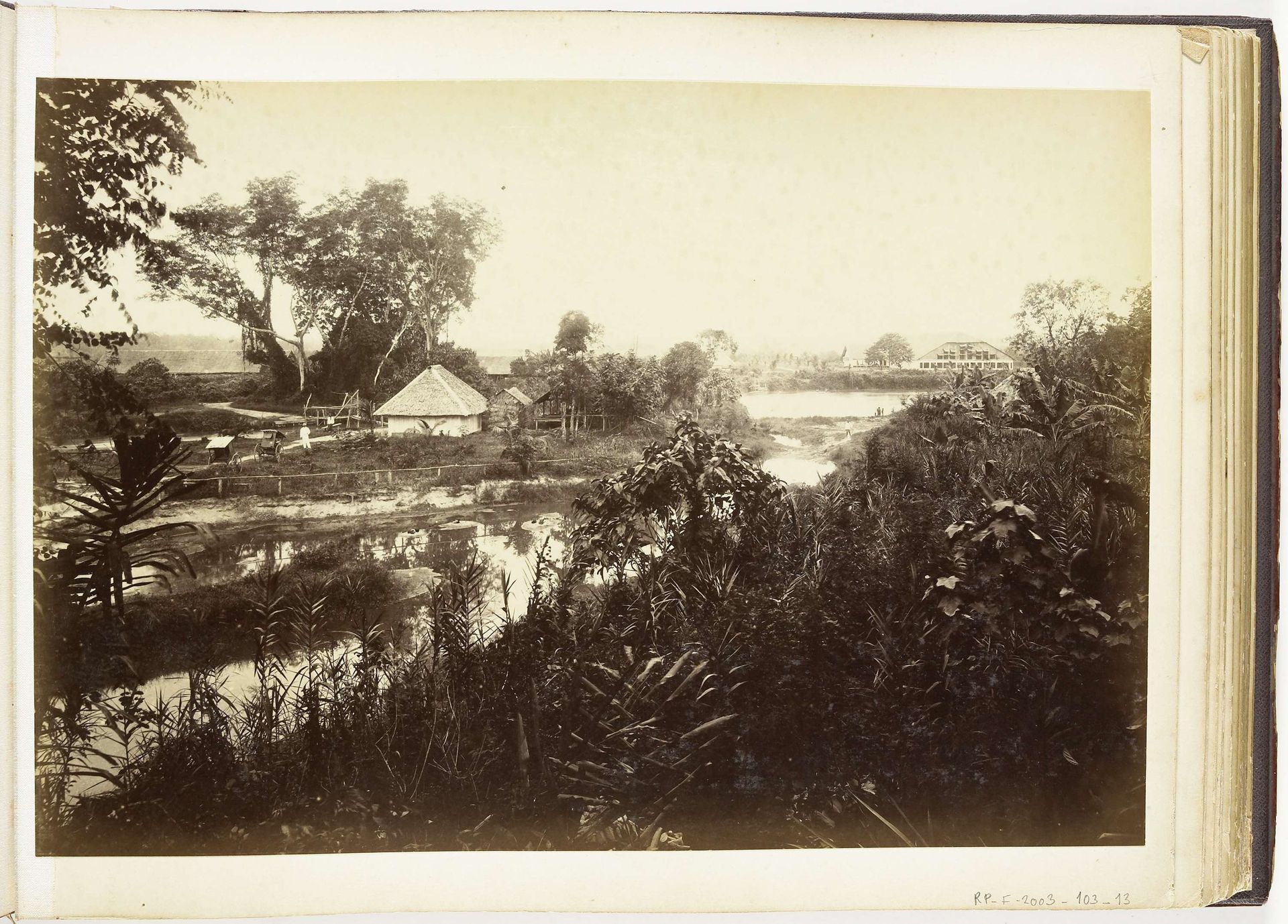 Gezicht op huis langs de rivier met op de achtergrond een fermenteerschuur, Langkat Sumatra by Heinrich Ernst & Co
