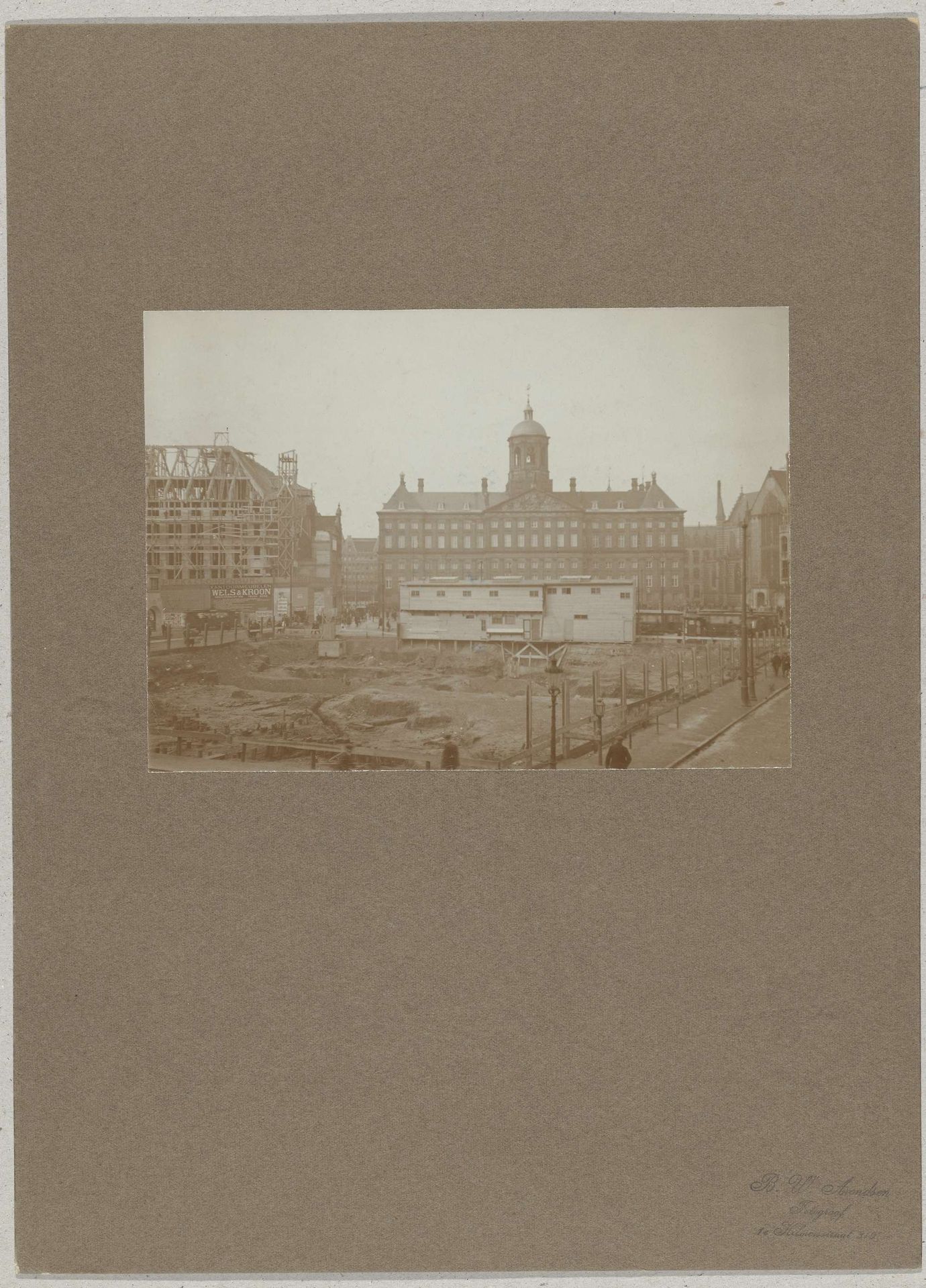Gezicht op de Dam te Amsterdam tijdens werkzaamheden voor de verruiming van de Dam, 1916 by Barend W. Arendsen