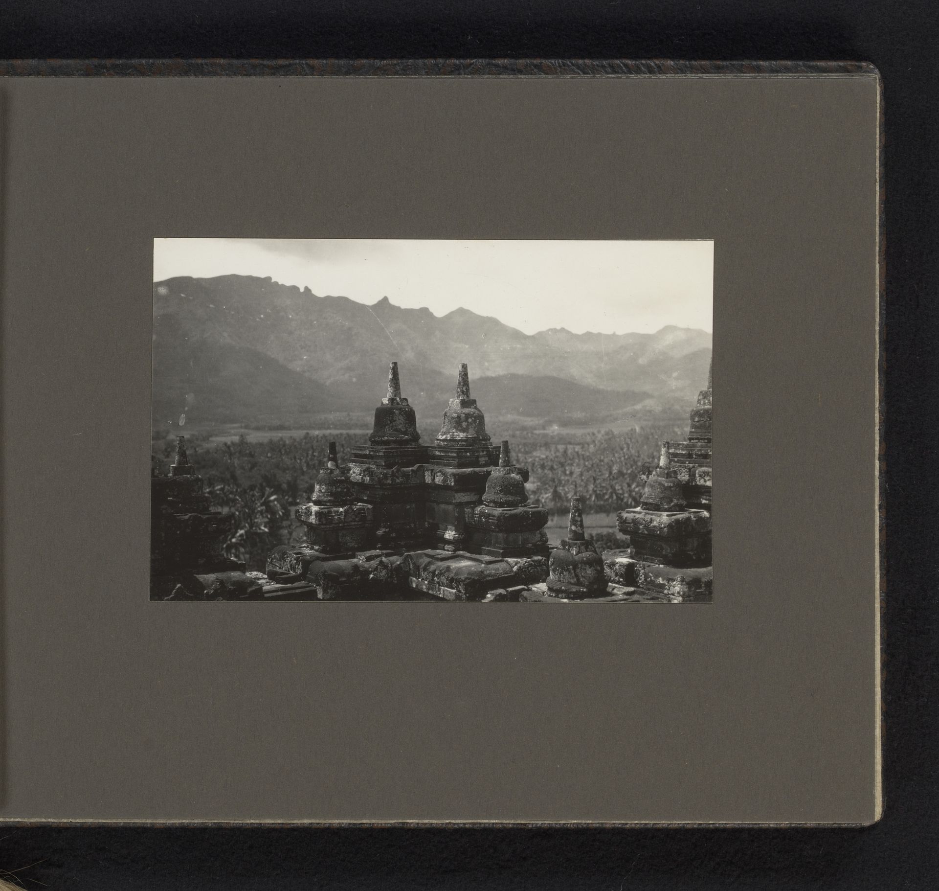 Gezicht op de Borobudur by Adeline Andrea. du Celliée Muller