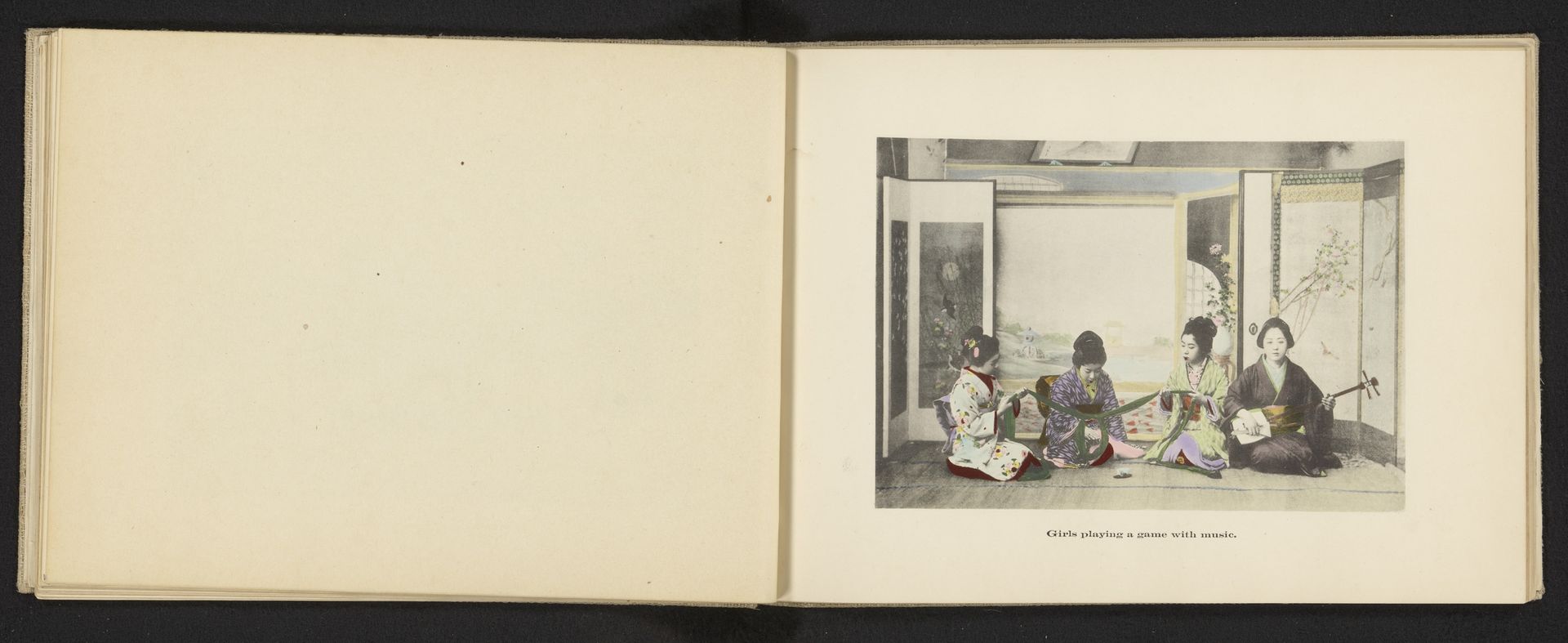 Vier Japanse vrouwen in traditionele kleding die muziek maken en een spel spelen by Kōzaburō Tamamura